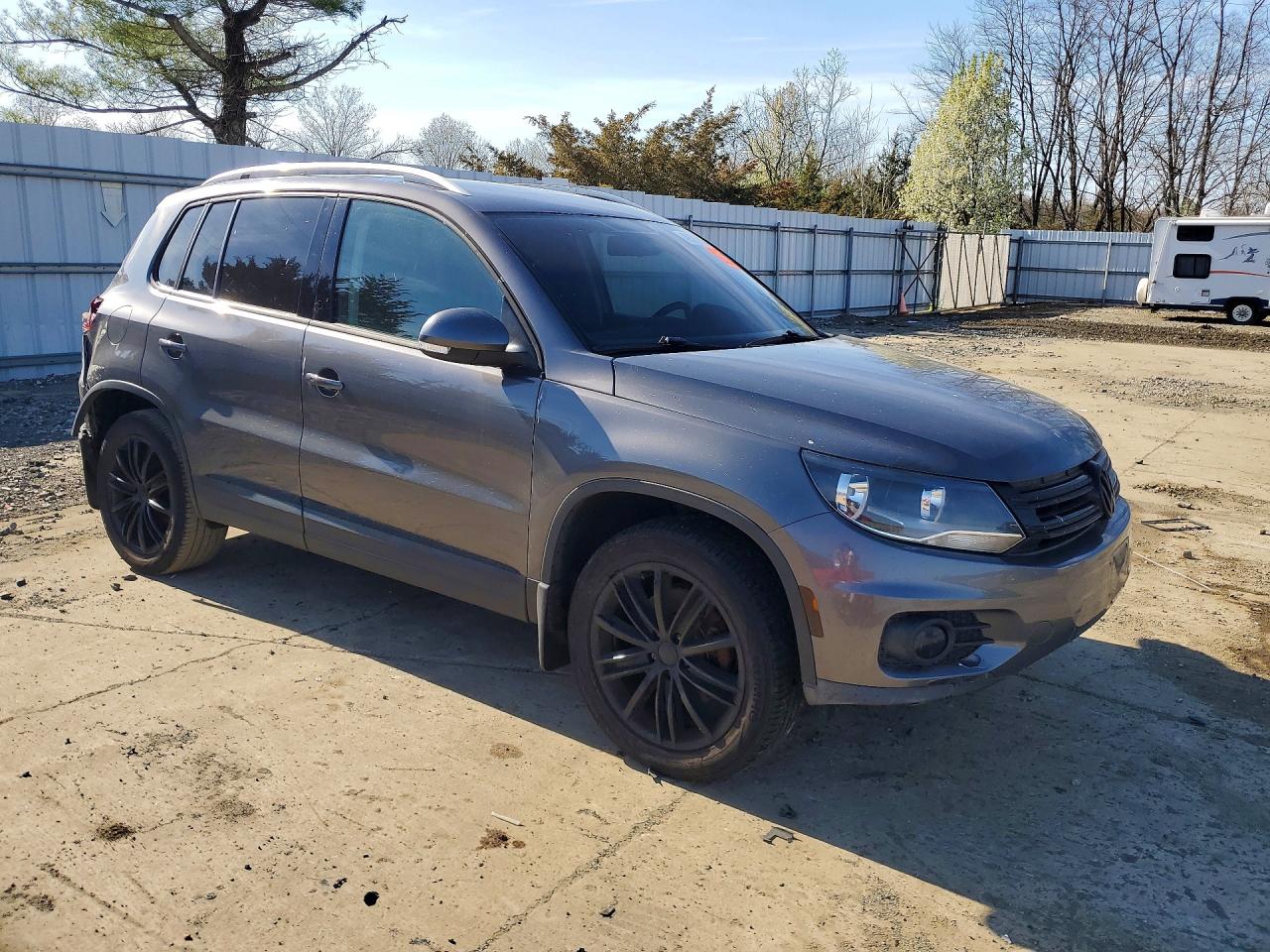 2015 Volkswagen Tiguan S Серый vin: WVGBV7AX4FW555081