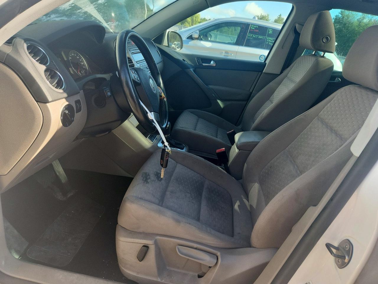 2010 Volkswagen Tiguan Se White vin: WVGBV7AX5AW509719