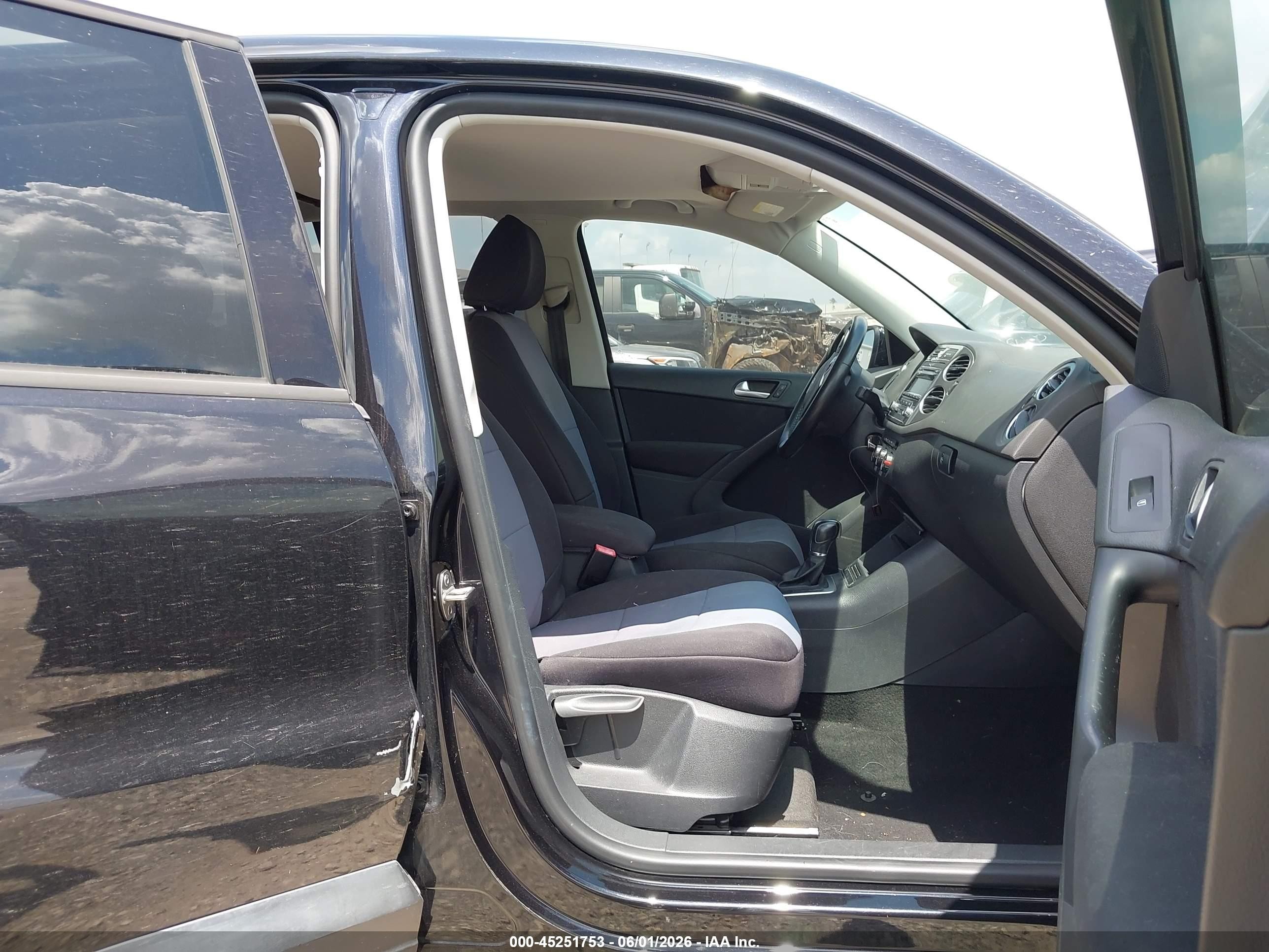 2013 Volkswagen Tiguan S Черный vin: WVGBV7AX5DW533944
