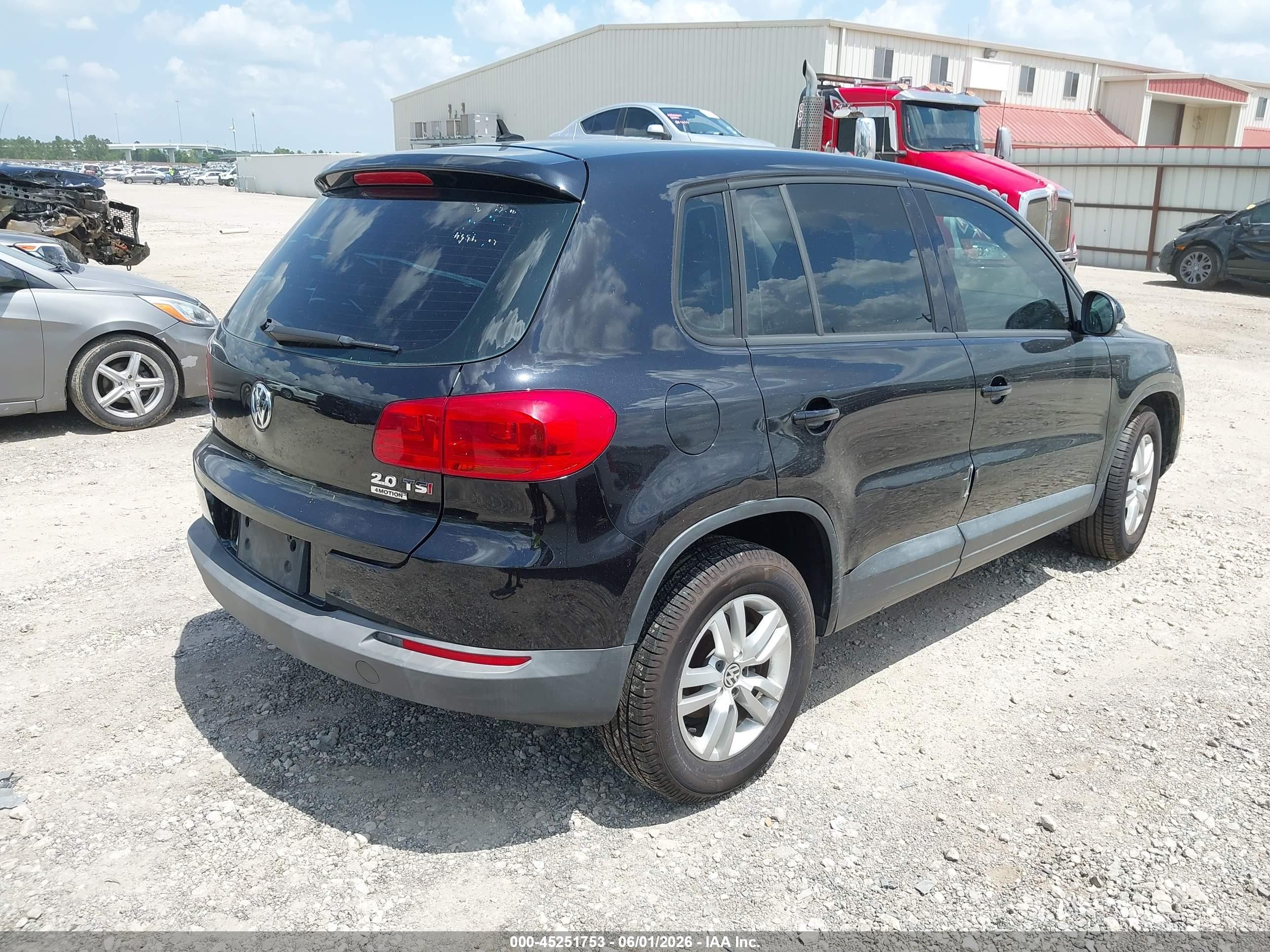2013 Volkswagen Tiguan S Черный vin: WVGBV7AX5DW533944