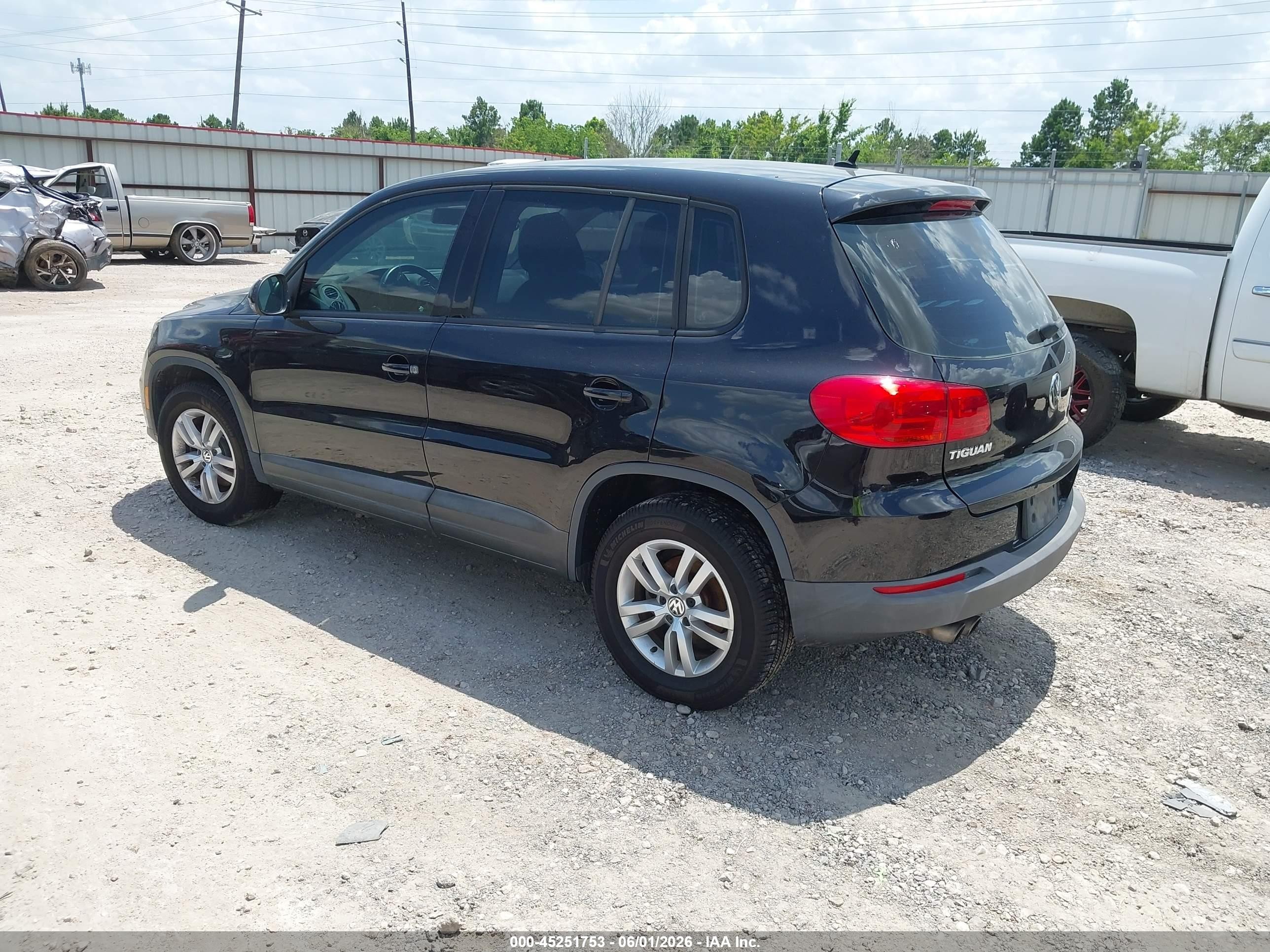 2013 Volkswagen Tiguan S Черный vin: WVGBV7AX5DW533944