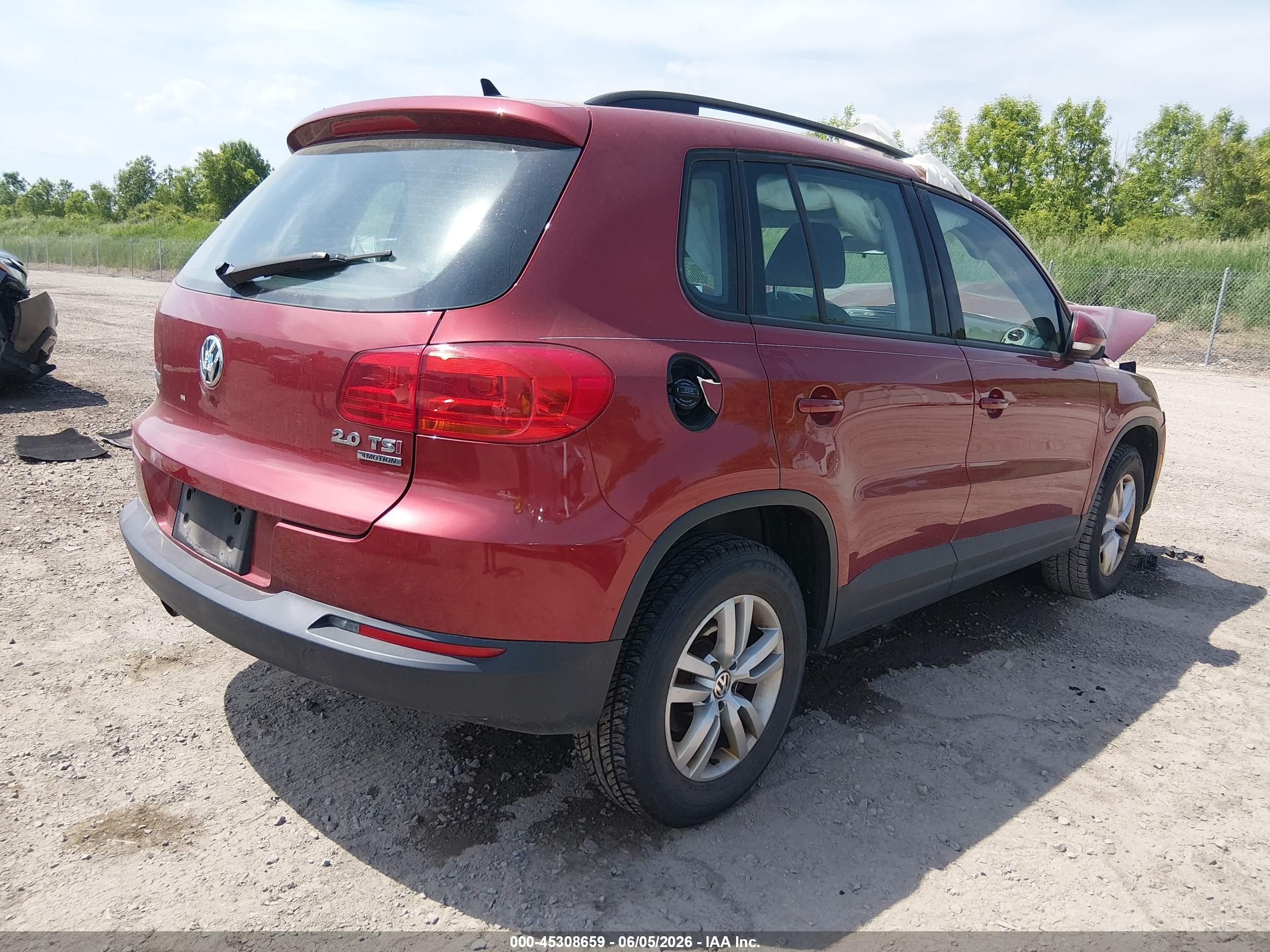 2015 Volkswagen Tiguan S Красный vin: WVGBV7AX5FW054183