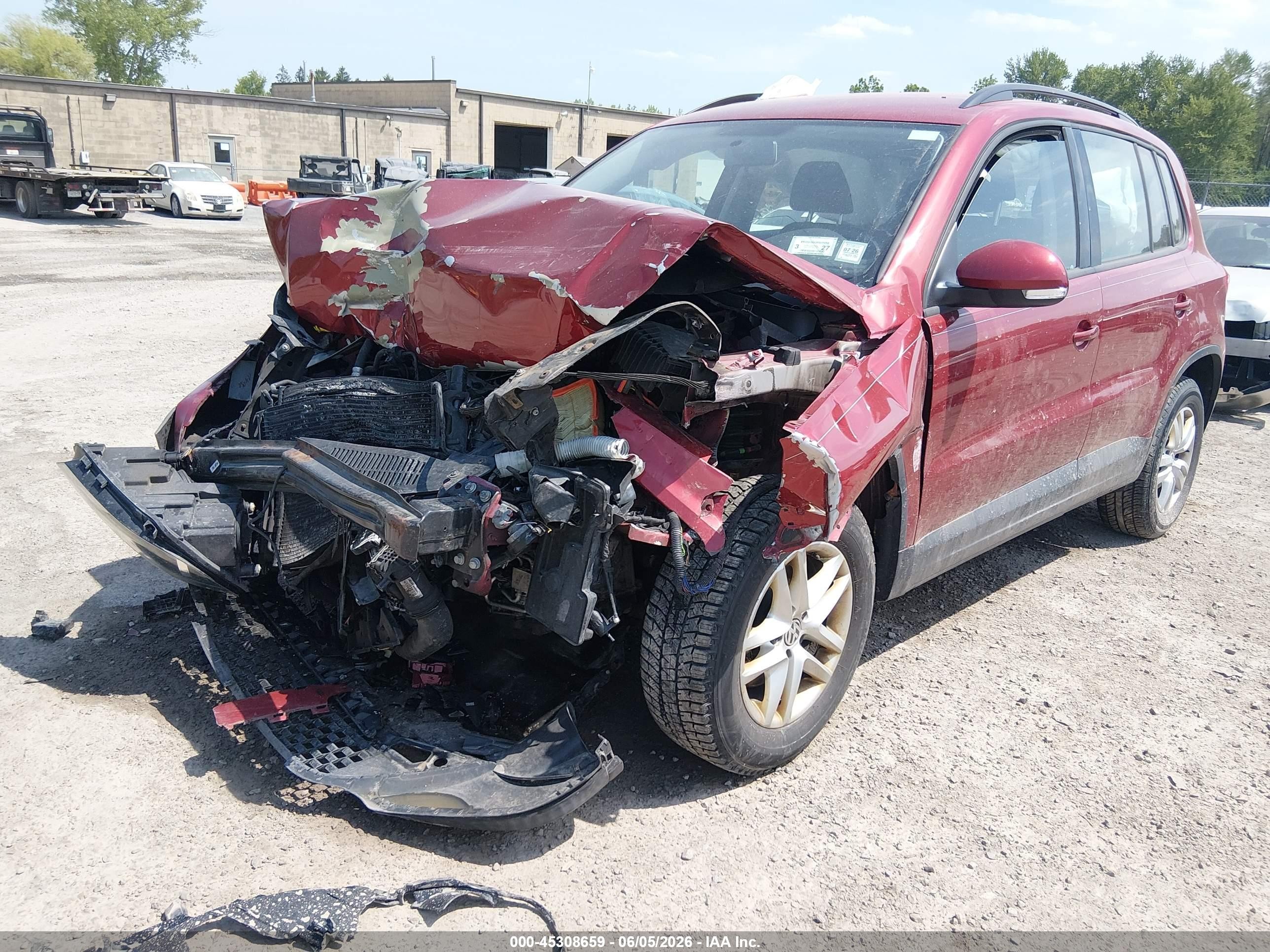 2015 Volkswagen Tiguan S Красный vin: WVGBV7AX5FW054183