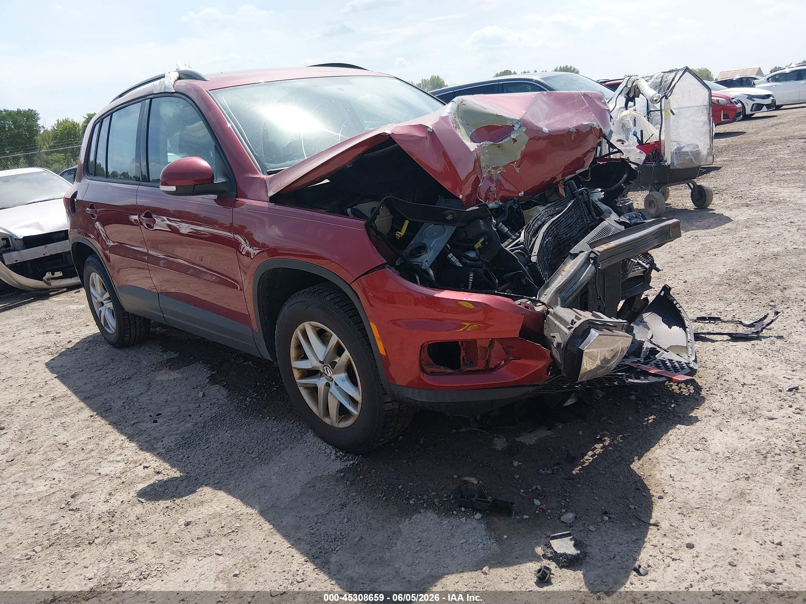 2015 Volkswagen Tiguan S Красный vin: WVGBV7AX5FW054183