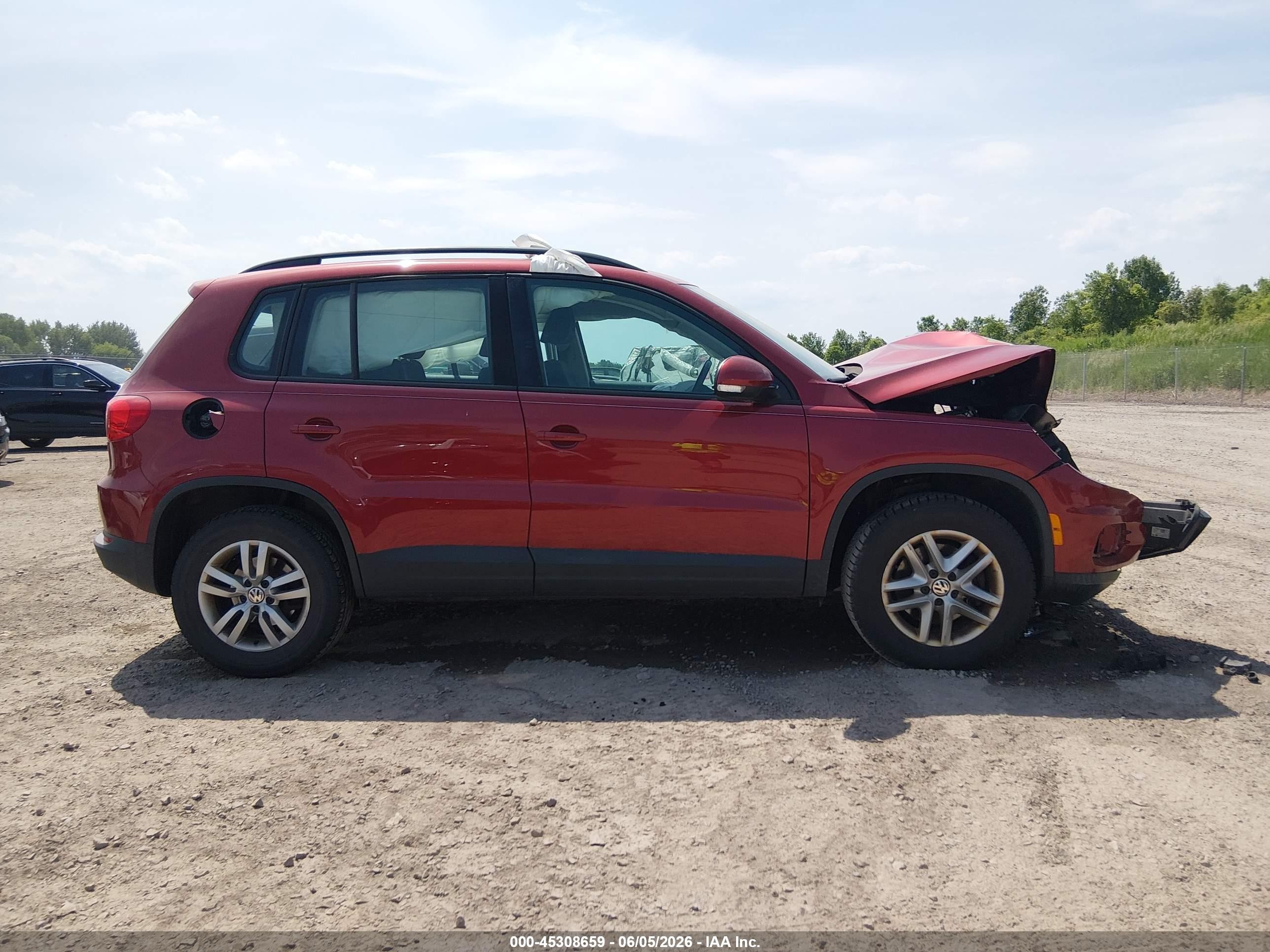 2015 Volkswagen Tiguan S Красный vin: WVGBV7AX5FW054183