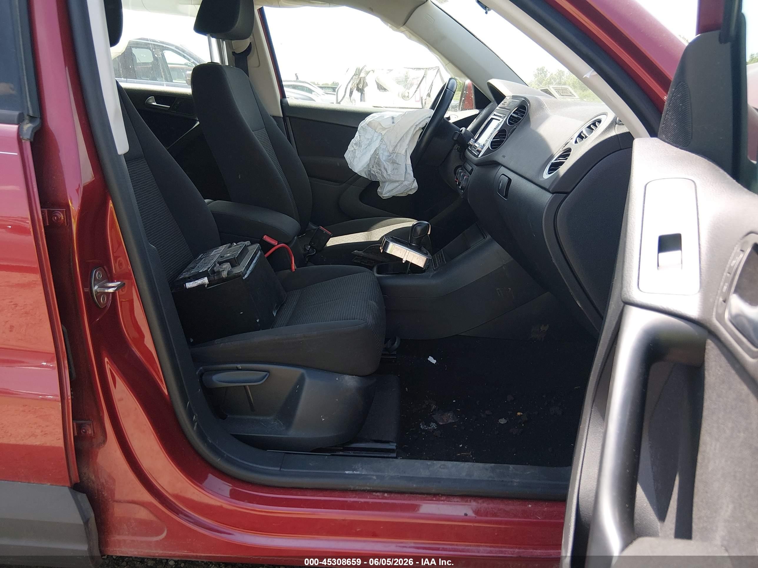 2015 Volkswagen Tiguan S Красный vin: WVGBV7AX5FW054183