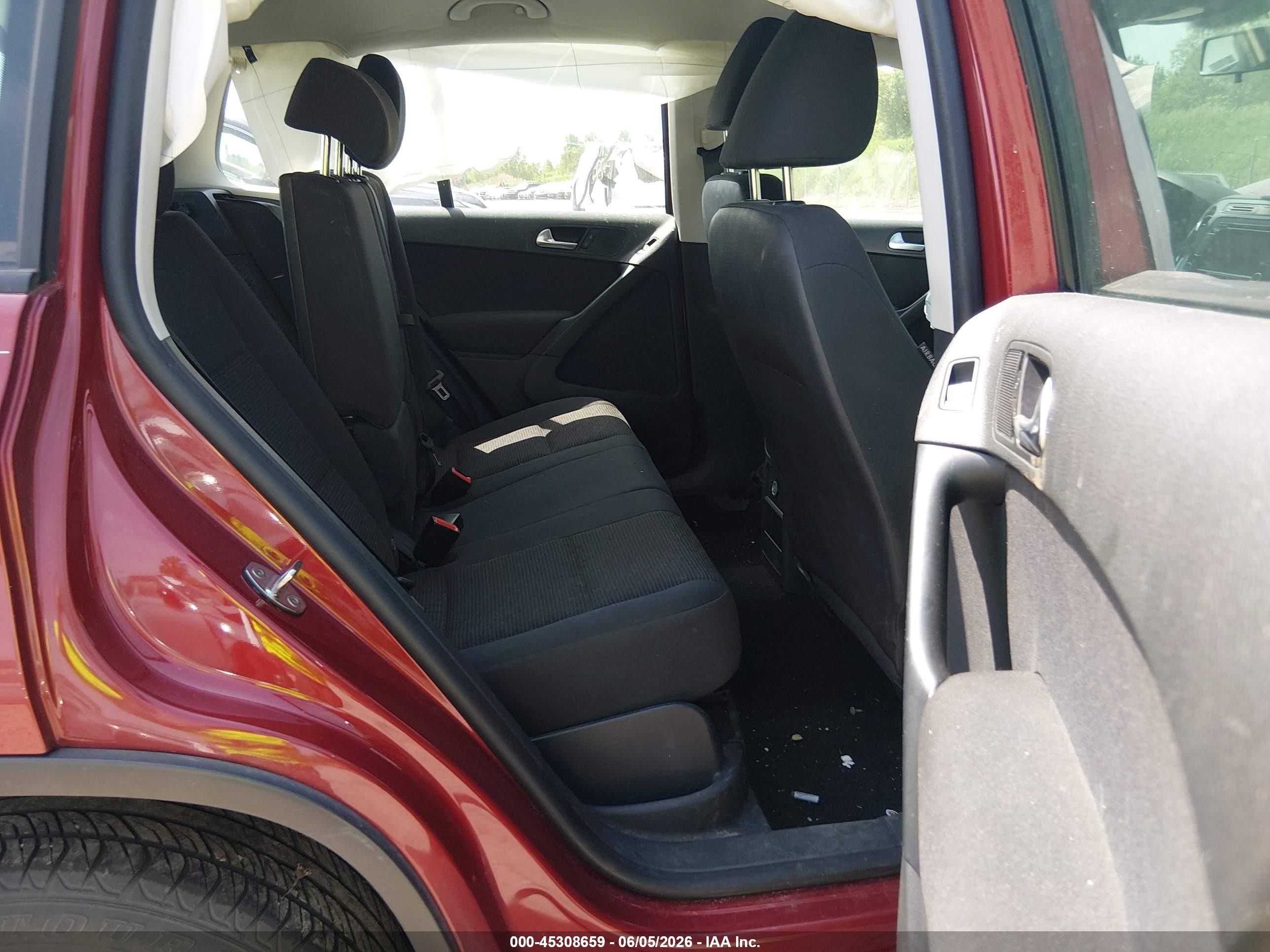 2015 Volkswagen Tiguan S Красный vin: WVGBV7AX5FW054183