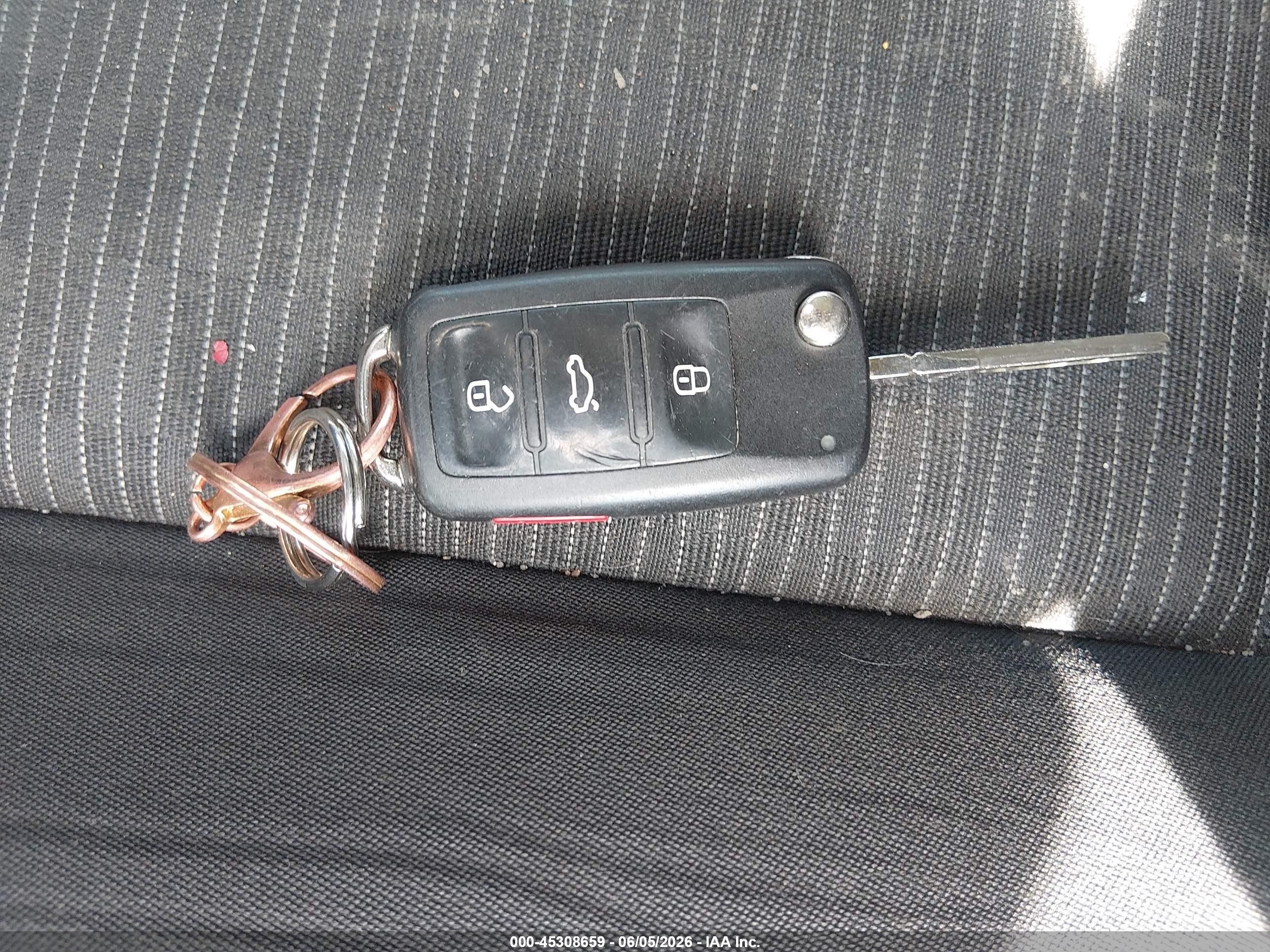 2015 Volkswagen Tiguan S Красный vin: WVGBV7AX5FW054183