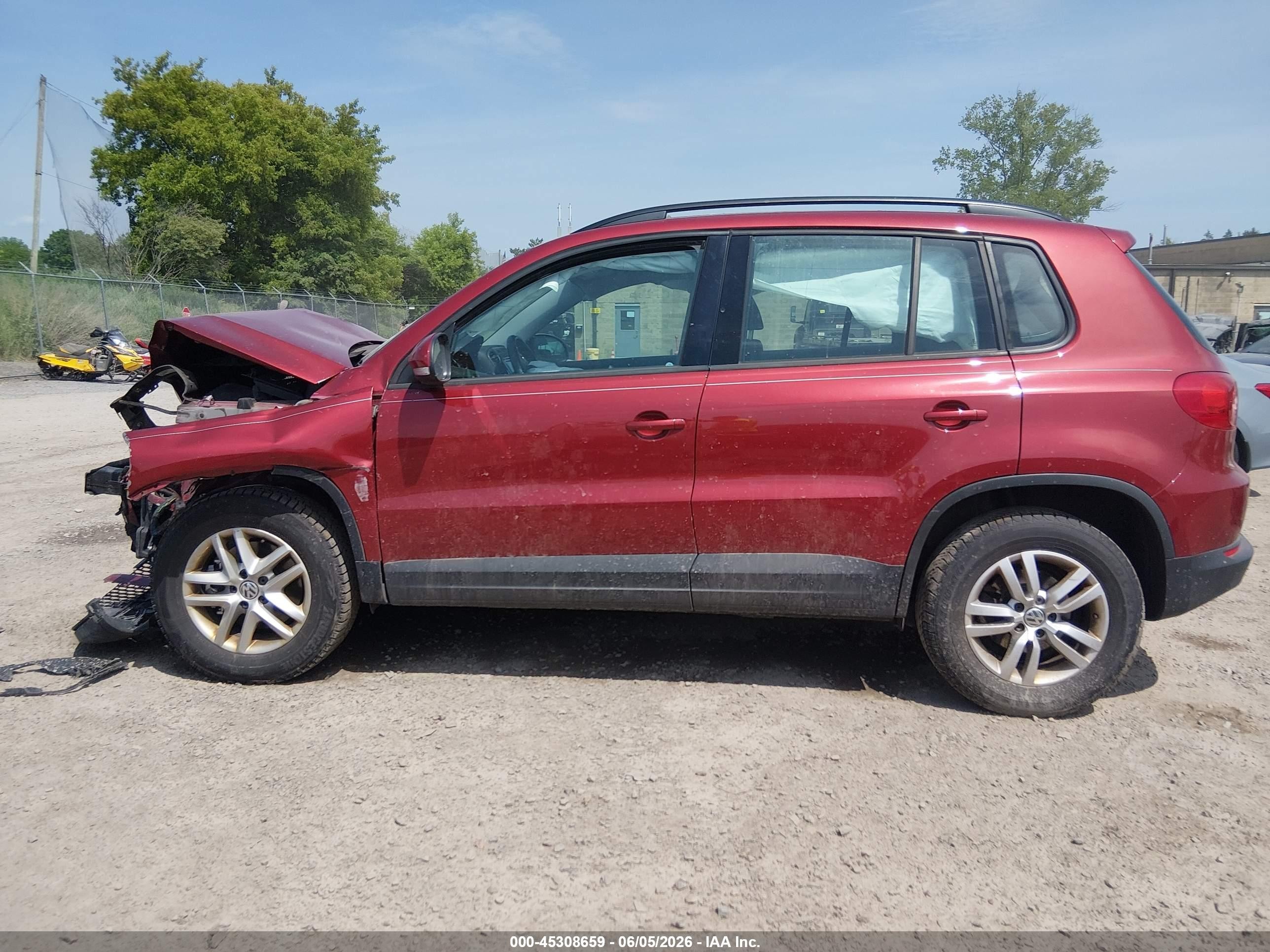 2015 Volkswagen Tiguan S Красный vin: WVGBV7AX5FW054183