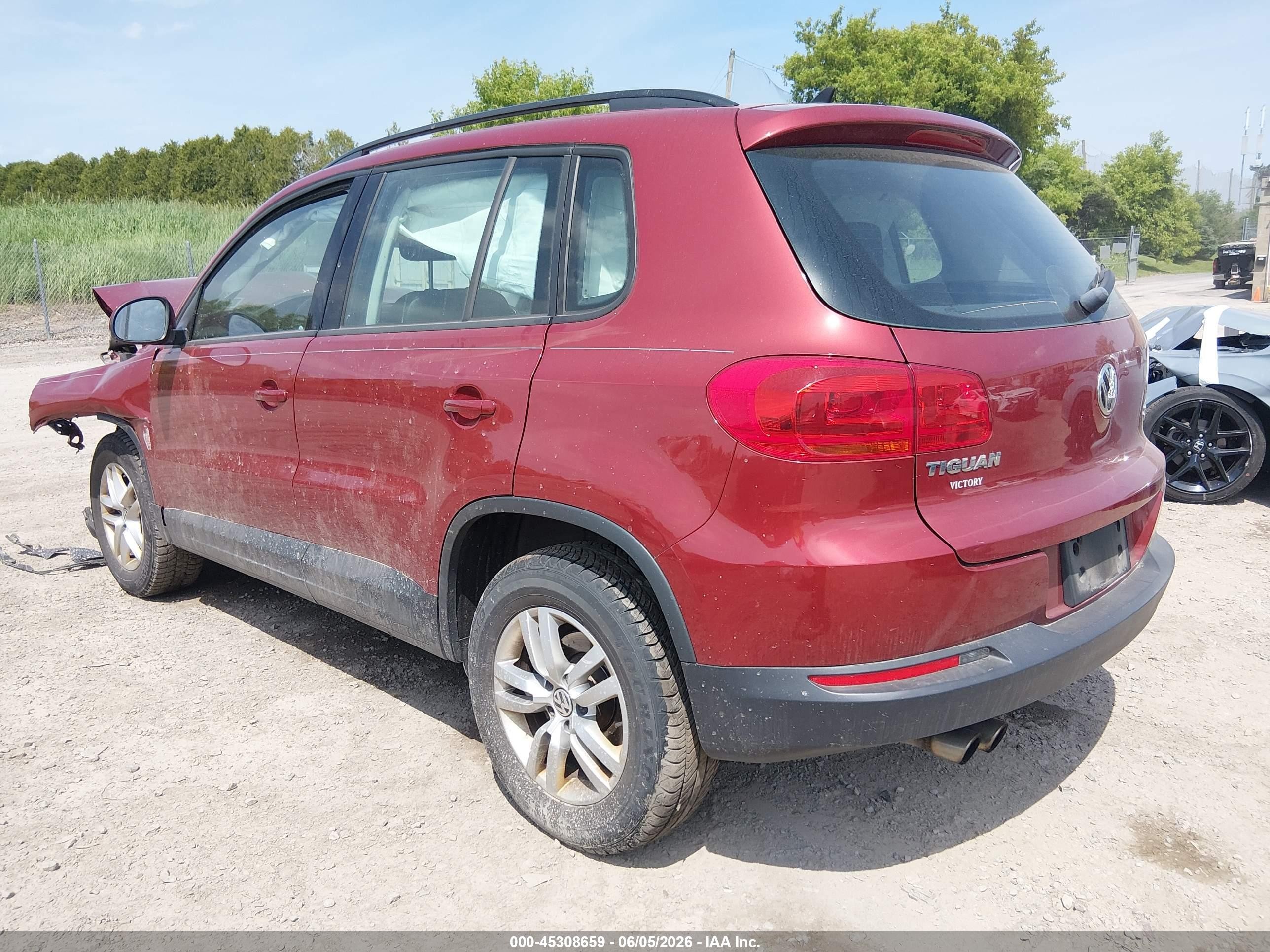 2015 Volkswagen Tiguan S Красный vin: WVGBV7AX5FW054183