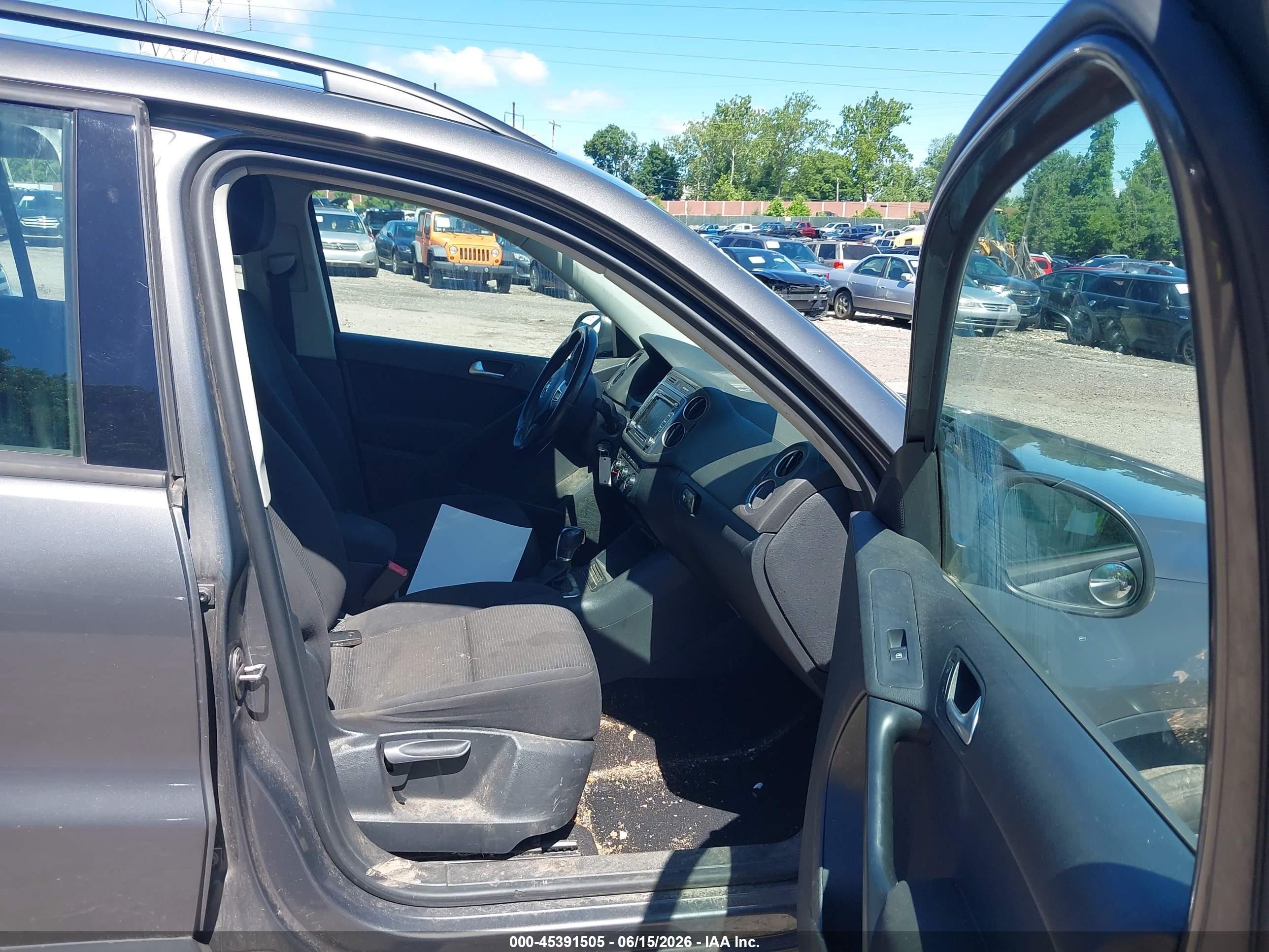 2015 Volkswagen Tiguan S Gray vin: WVGBV7AX5FW581608