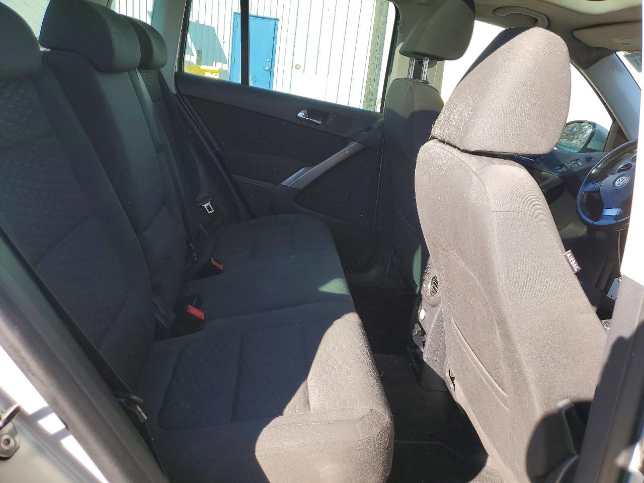 2010 Volkswagen Tiguan Se Silver vin: WVGBV7AX6AW508188