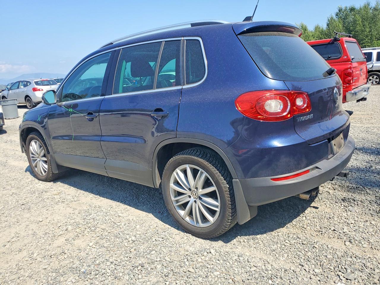 2011 Volkswagen Tiguan S Blue vin: WVGBV7AX6BW517782