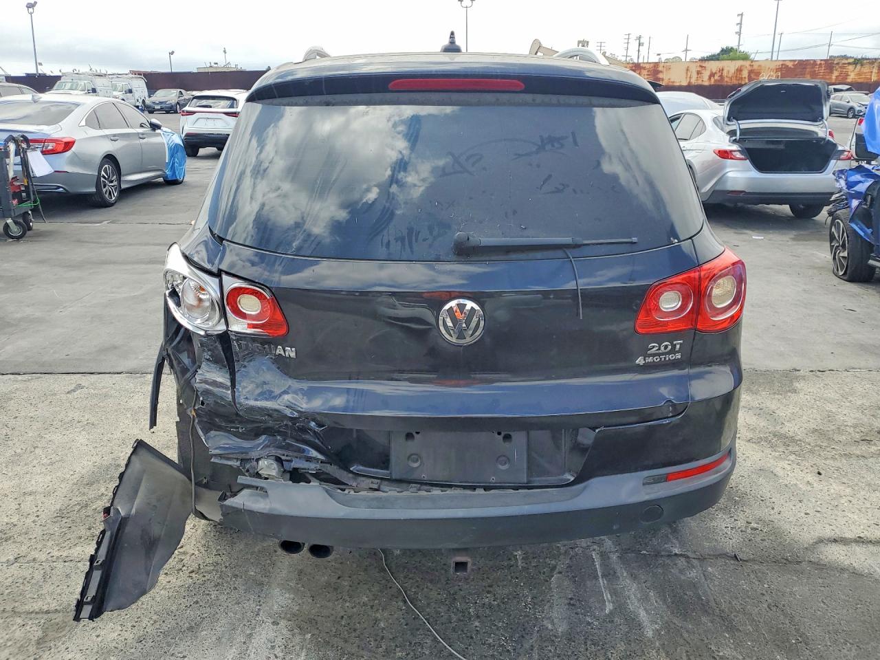 2011 Volkswagen Tiguan S Черный vin: WVGBV7AX6BW556274