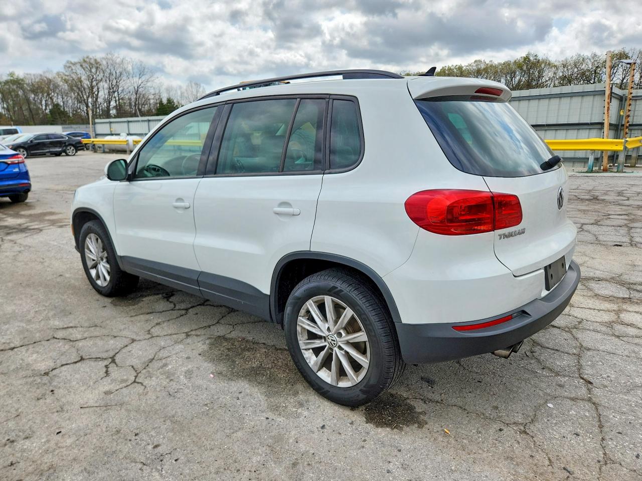 2015 Volkswagen Tiguan S White vin: WVGBV7AX6FW578927