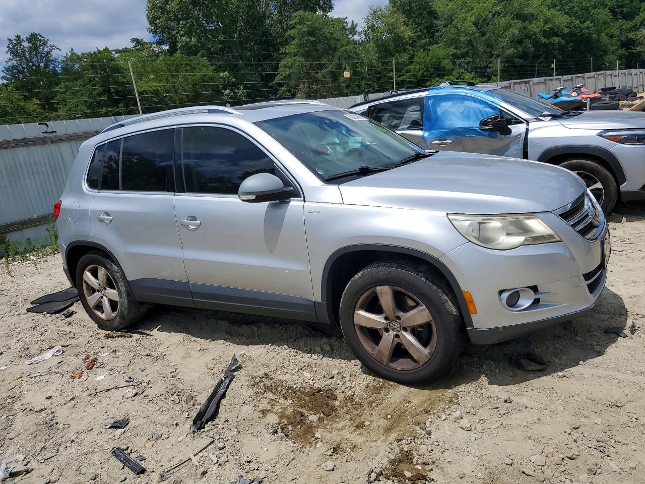 2010 Volkswagen Tiguan Se Silver vin: WVGBV7AX7AW532662