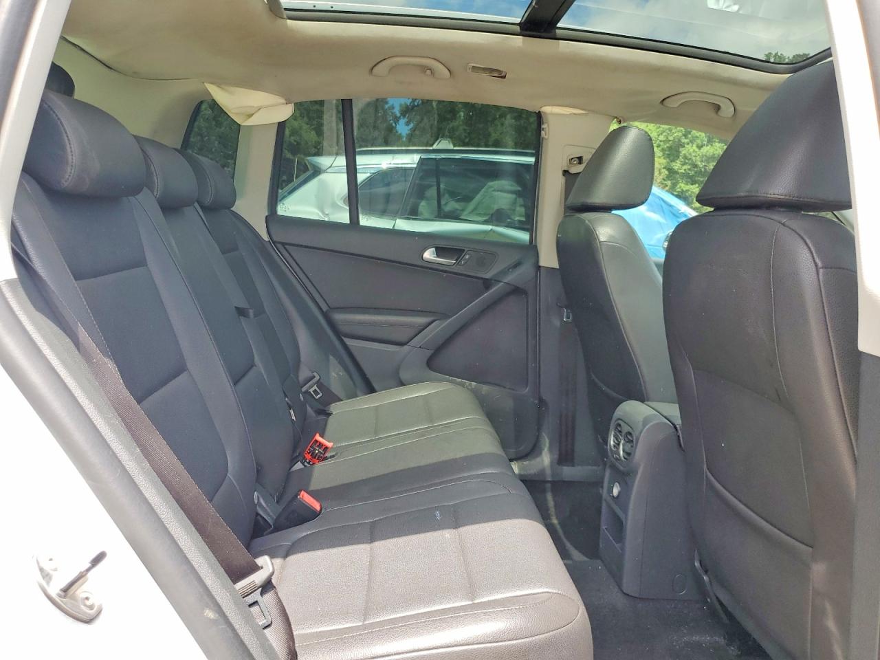 2010 Volkswagen Tiguan Se Silver vin: WVGBV7AX7AW532662
