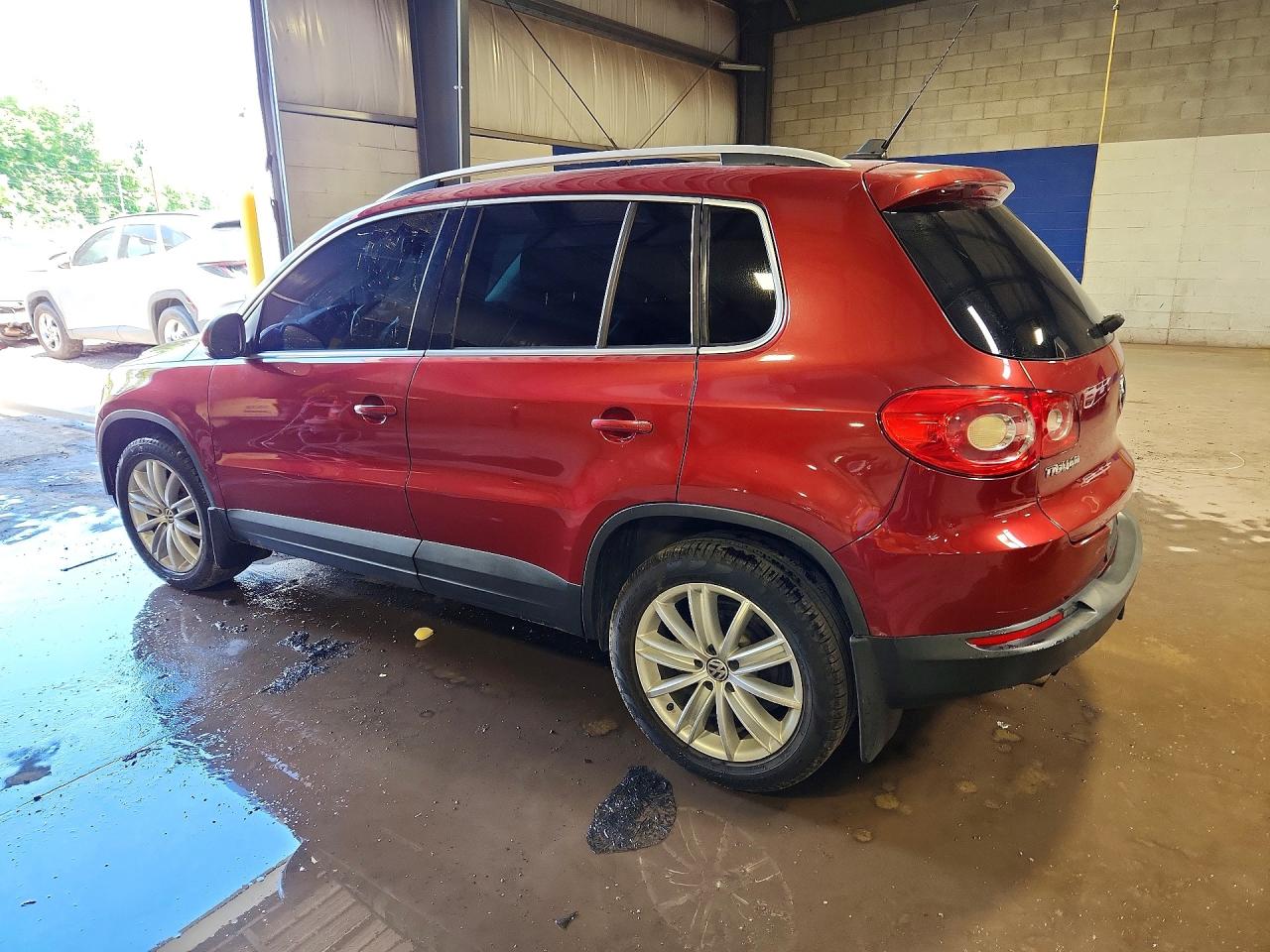 2011 Volkswagen Tiguan S/se/sel Red vin: WVGBV7AX7BW001009