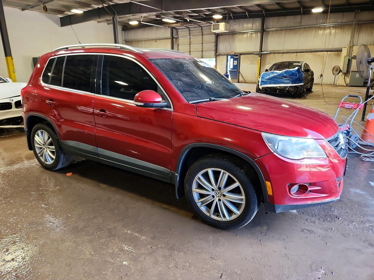 2011 Volkswagen Tiguan S/se/sel Red vin: WVGBV7AX7BW001009