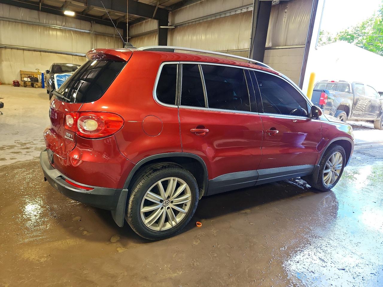 2011 Volkswagen Tiguan S/se/sel Red vin: WVGBV7AX7BW001009