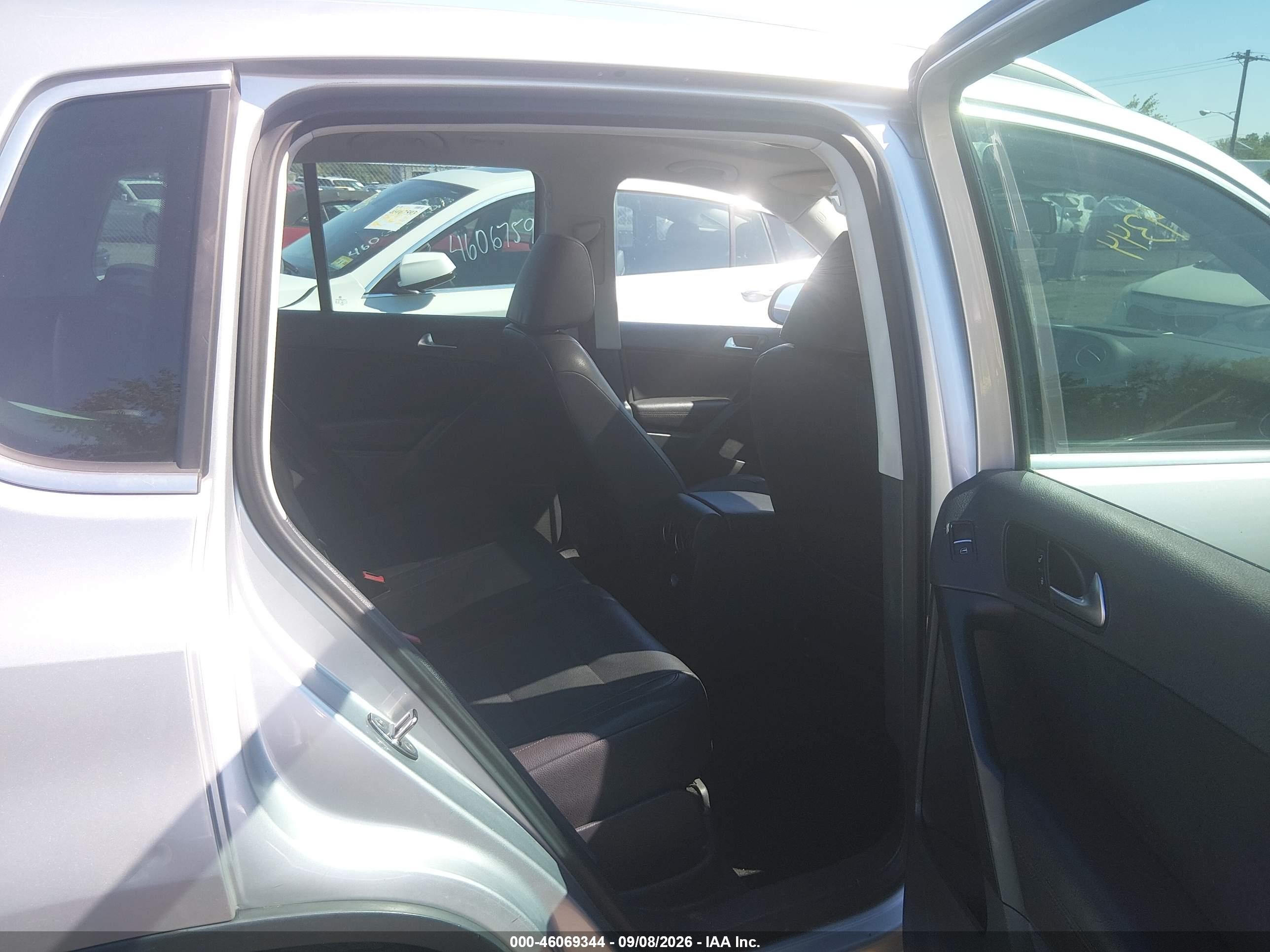 2011 Volkswagen Tiguan Se Silver vin: WVGBV7AX7BW560060