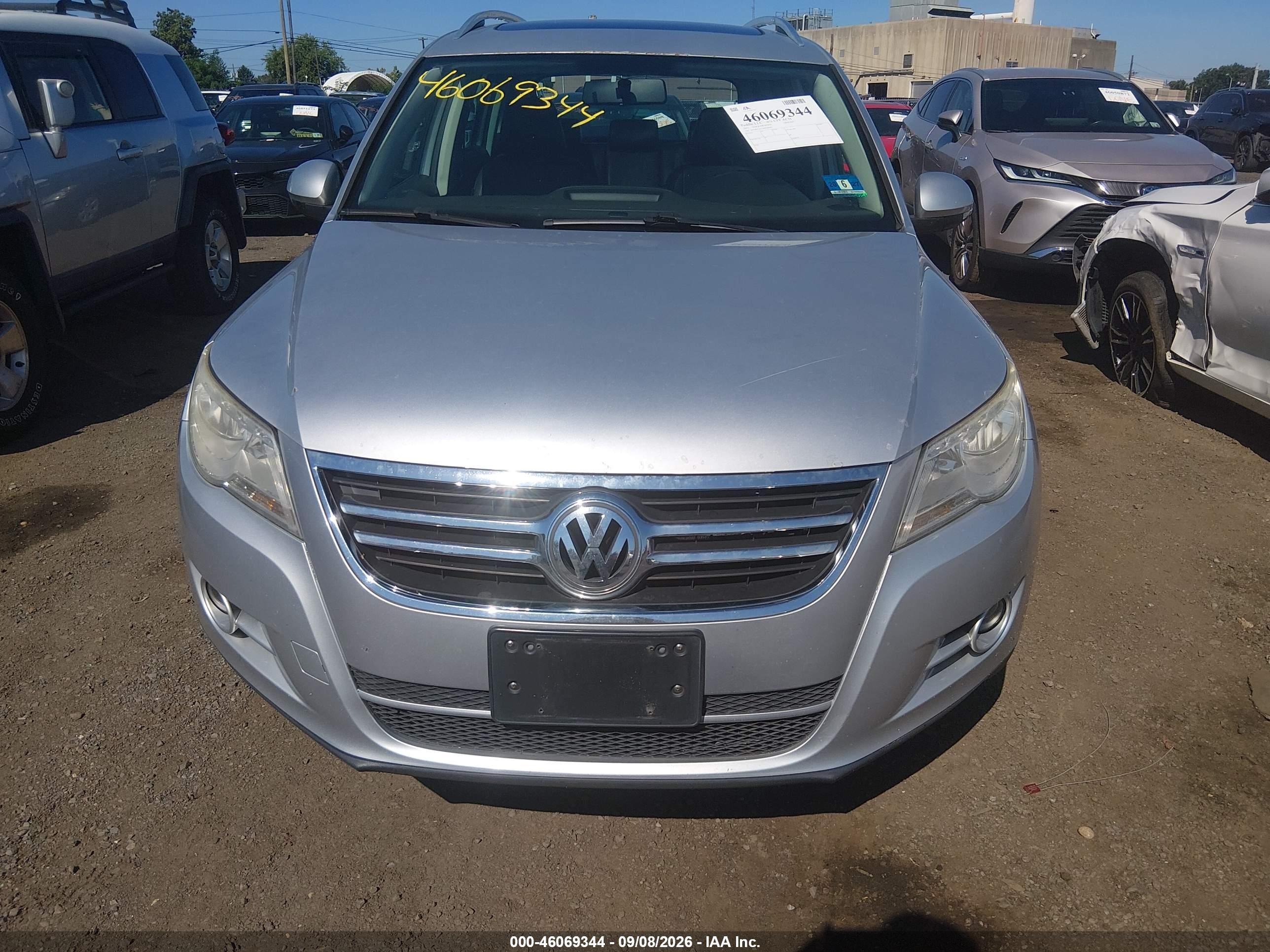 2011 Volkswagen Tiguan Se Silver vin: WVGBV7AX7BW560060