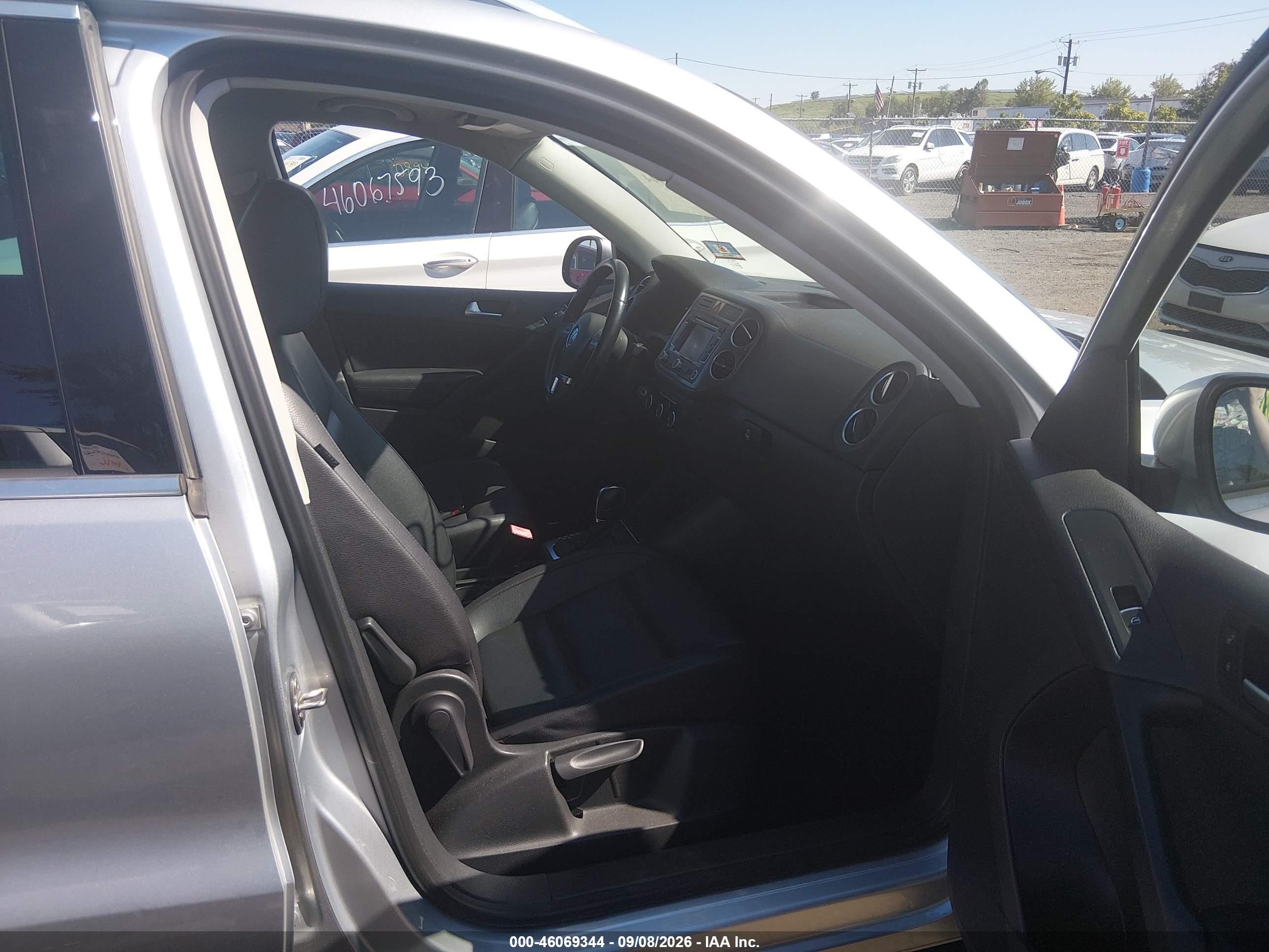 2011 Volkswagen Tiguan Se Silver vin: WVGBV7AX7BW560060