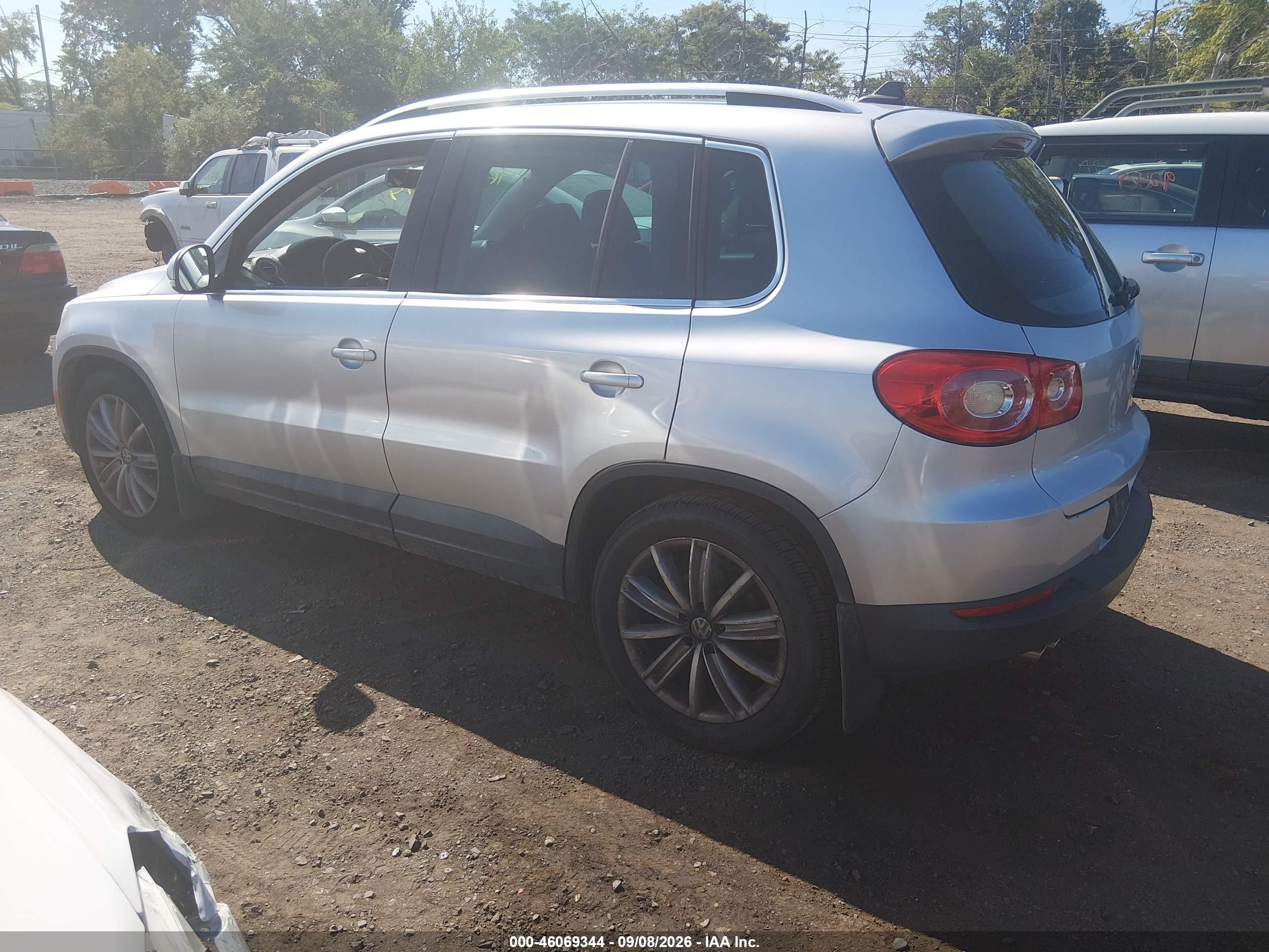 2011 Volkswagen Tiguan Se Silver vin: WVGBV7AX7BW560060