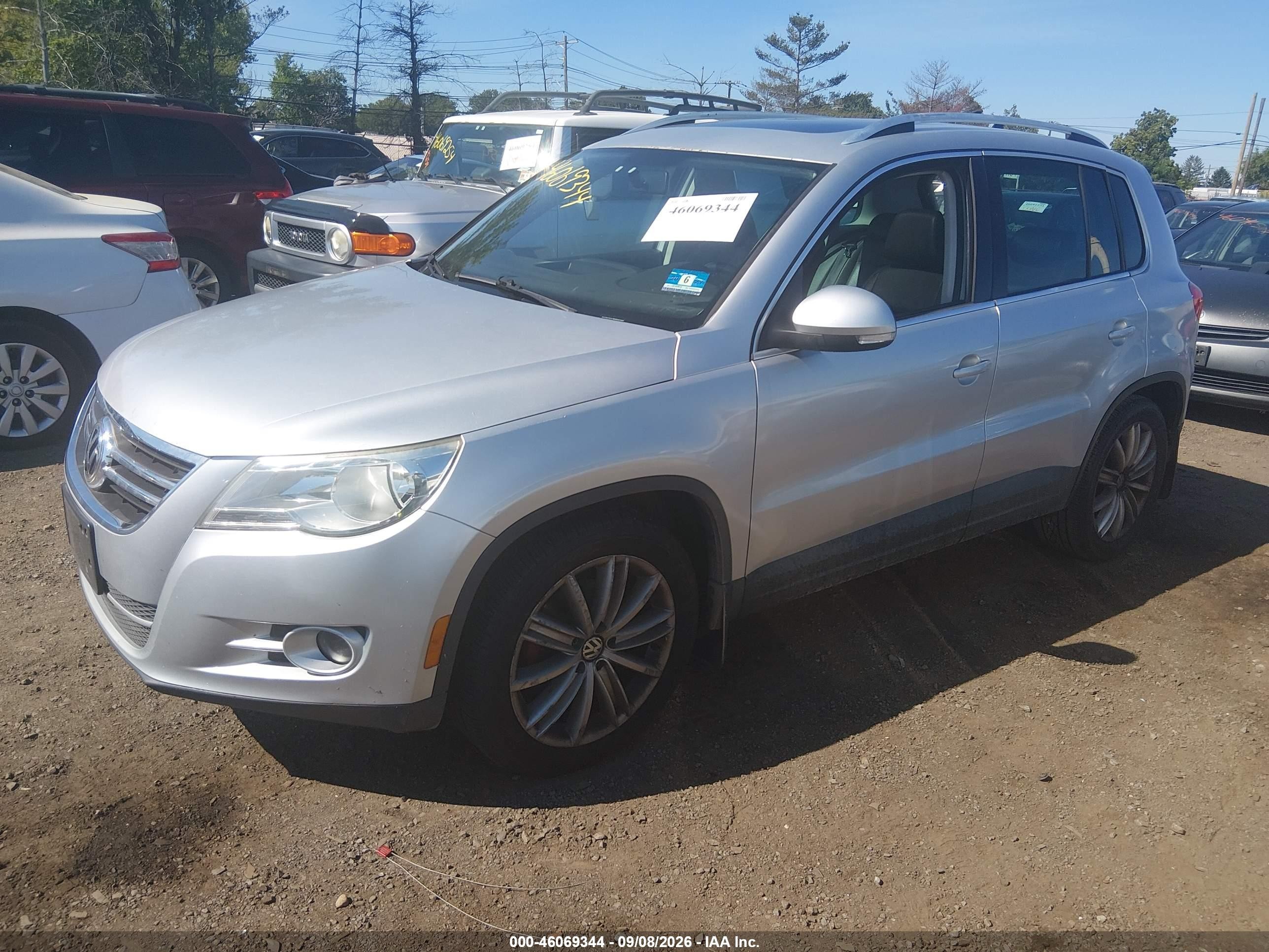 2011 Volkswagen Tiguan Se Silver vin: WVGBV7AX7BW560060