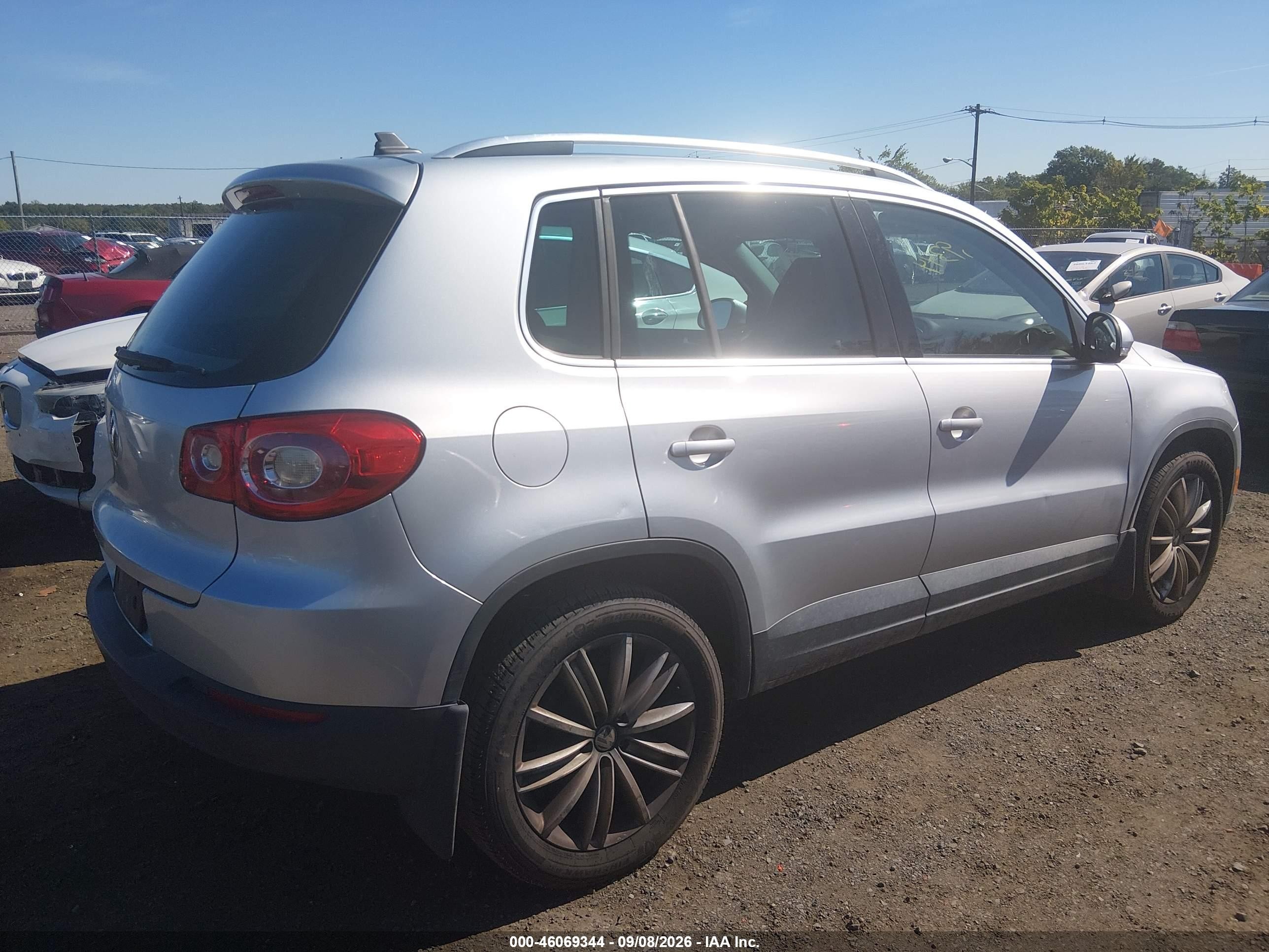 2011 Volkswagen Tiguan Se Silver vin: WVGBV7AX7BW560060