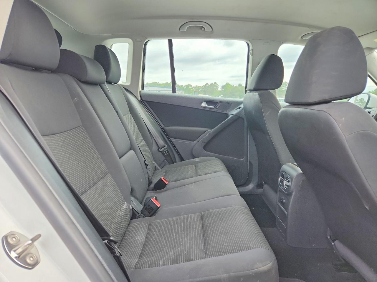 2012 Volkswagen Tiguan S White vin: WVGBV7AX7CW560805