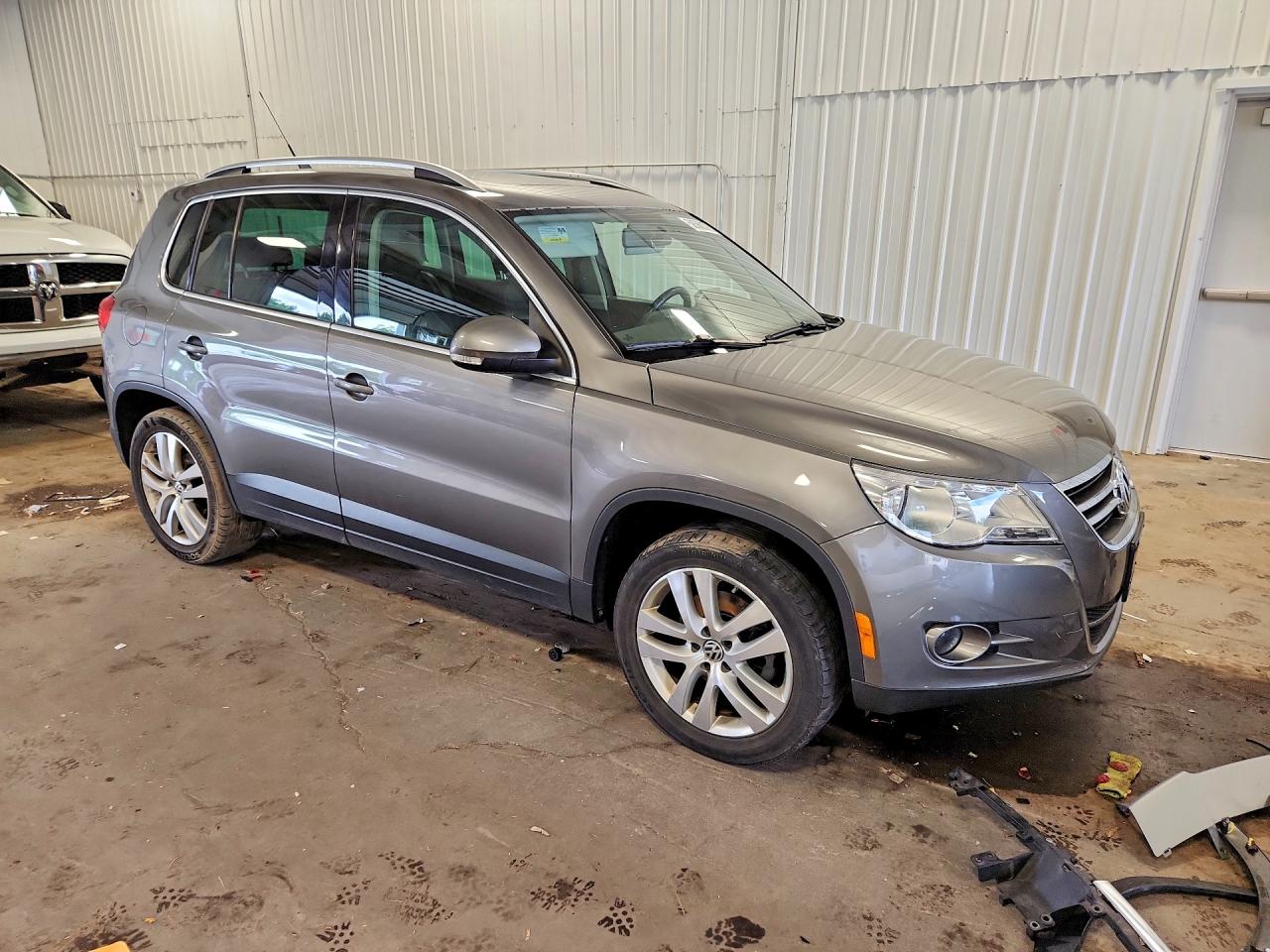 2011 Volkswagen Tiguan S Серебряный vin: WVGBV7AX8BW532526