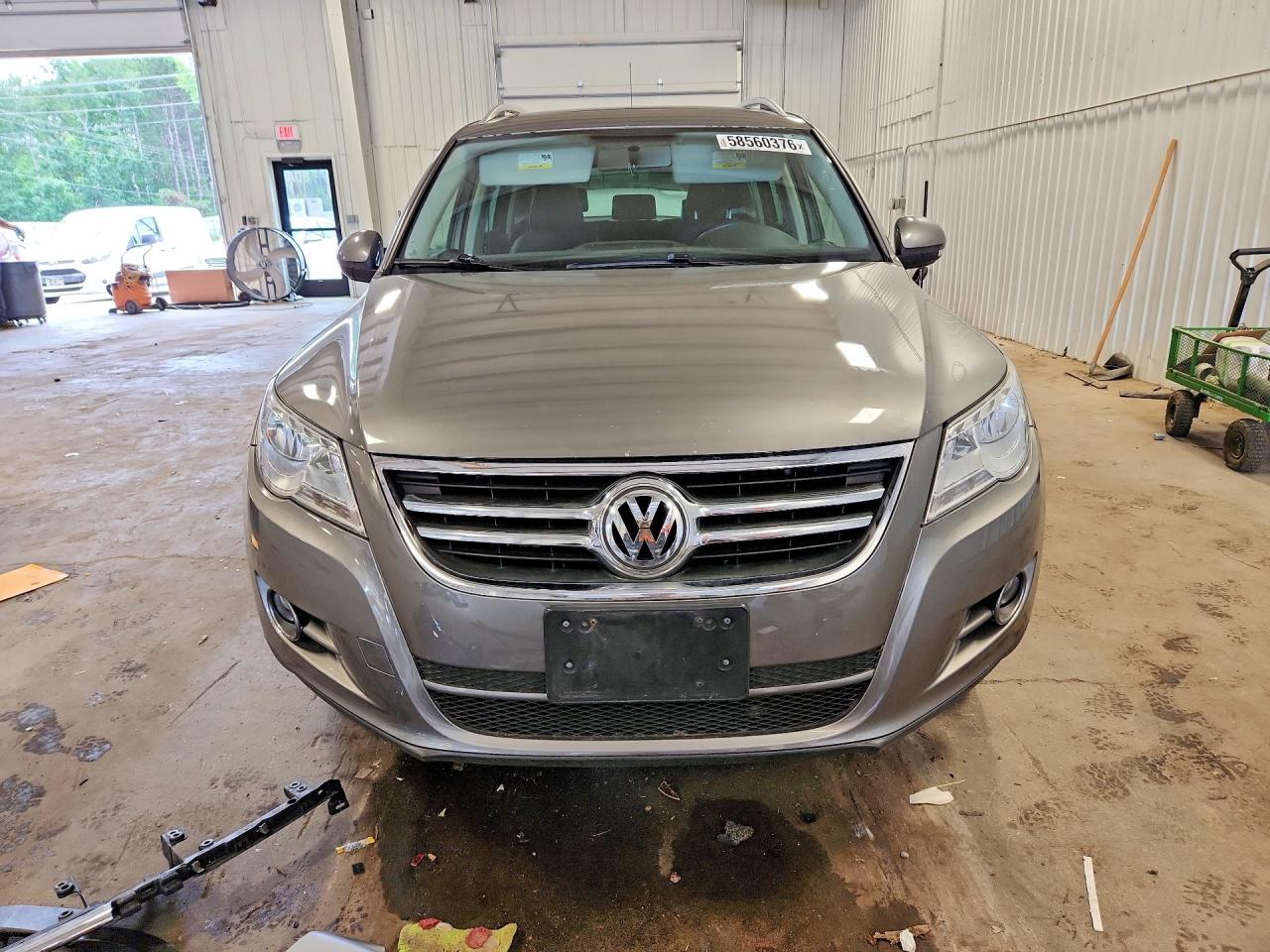 2011 Volkswagen Tiguan S Серебряный vin: WVGBV7AX8BW532526