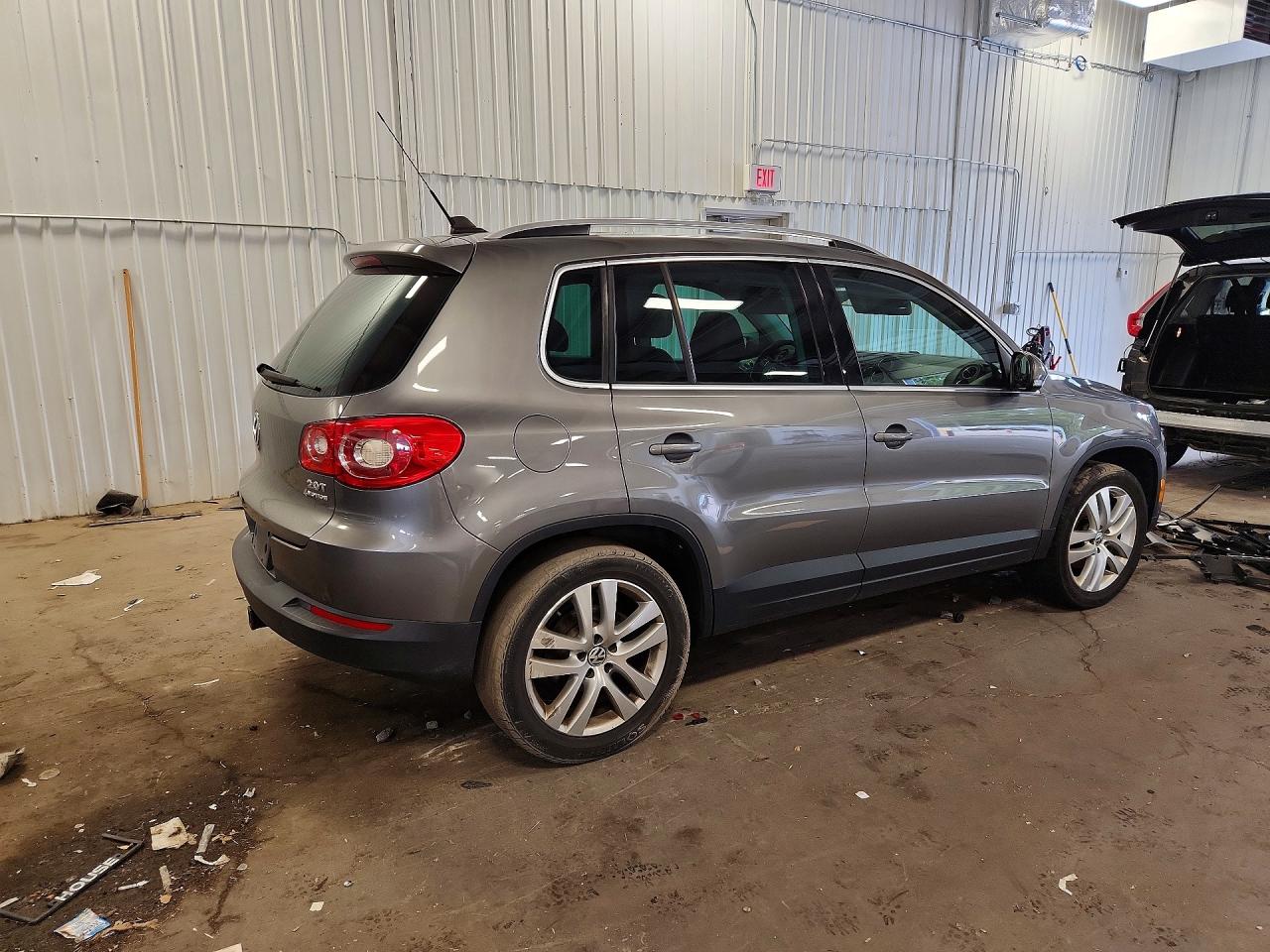 2011 Volkswagen Tiguan S Серебряный vin: WVGBV7AX8BW532526