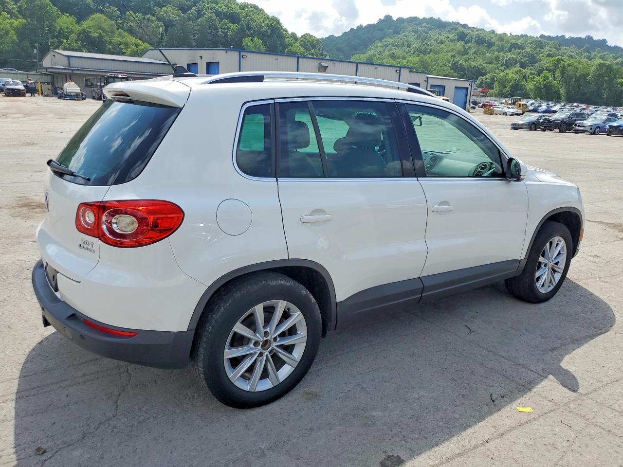 2011 Volkswagen Tiguan S White vin: WVGBV7AX8BW548841