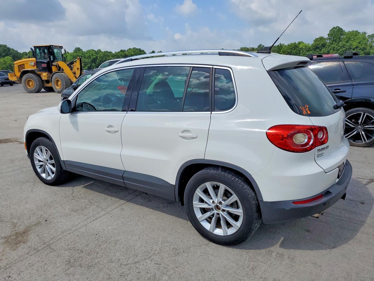 2011 Volkswagen Tiguan S White vin: WVGBV7AX8BW548841