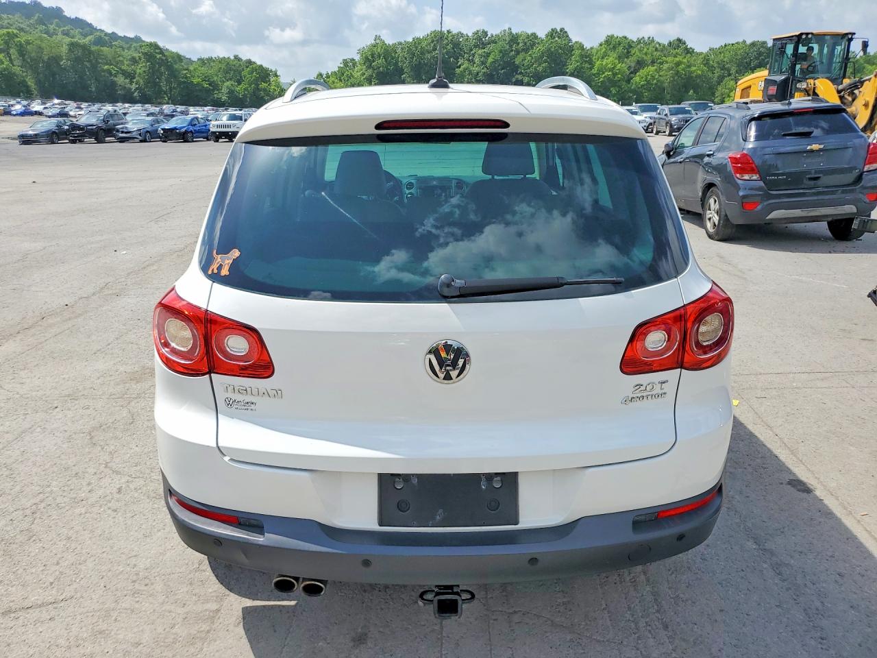 2011 Volkswagen Tiguan S White vin: WVGBV7AX8BW548841