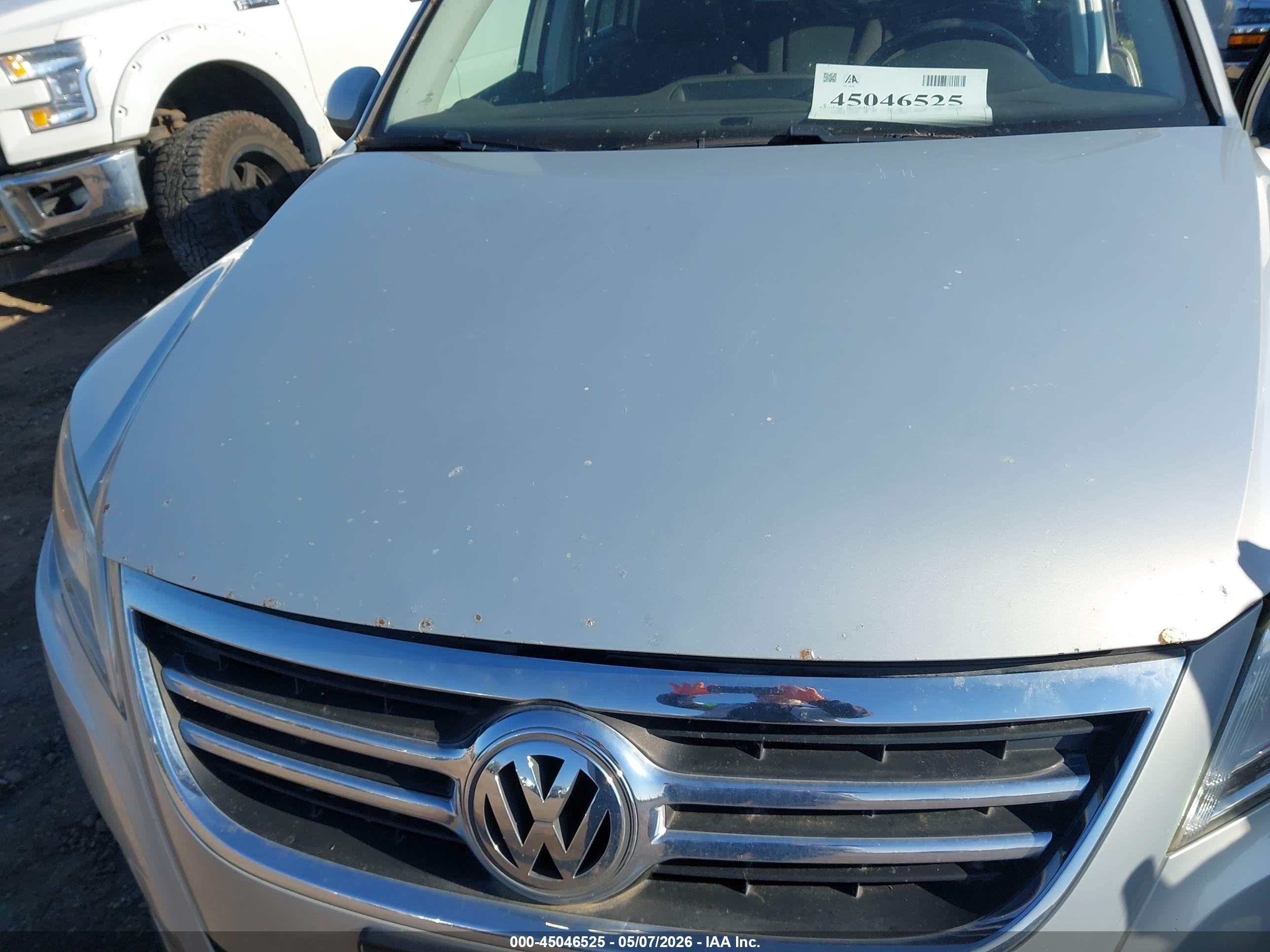 2011 Volkswagen Tiguan S Silver vin: WVGBV7AX8BW560973