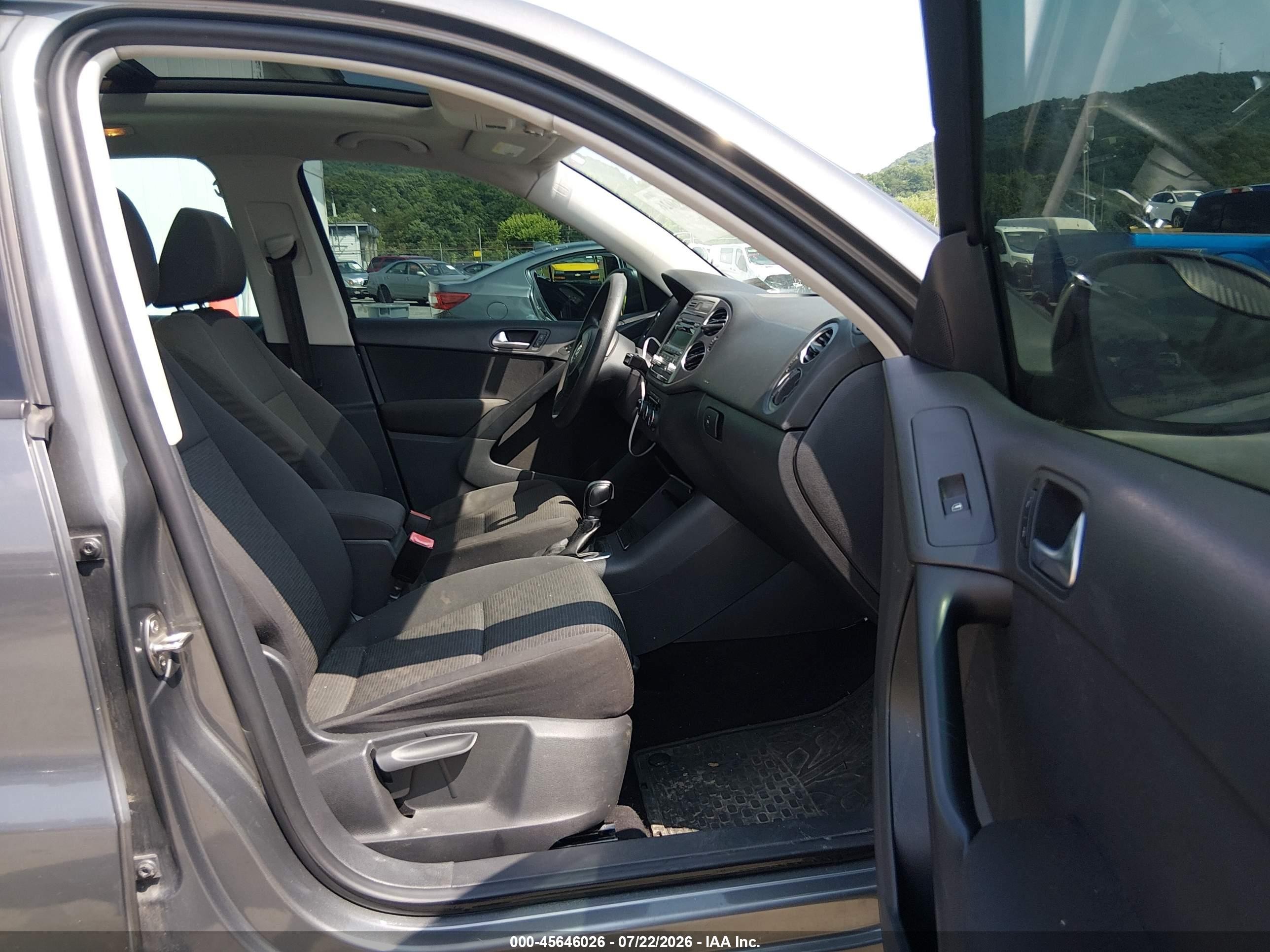 2012 Volkswagen Tiguan S Серый vin: WVGBV7AX8CW089411