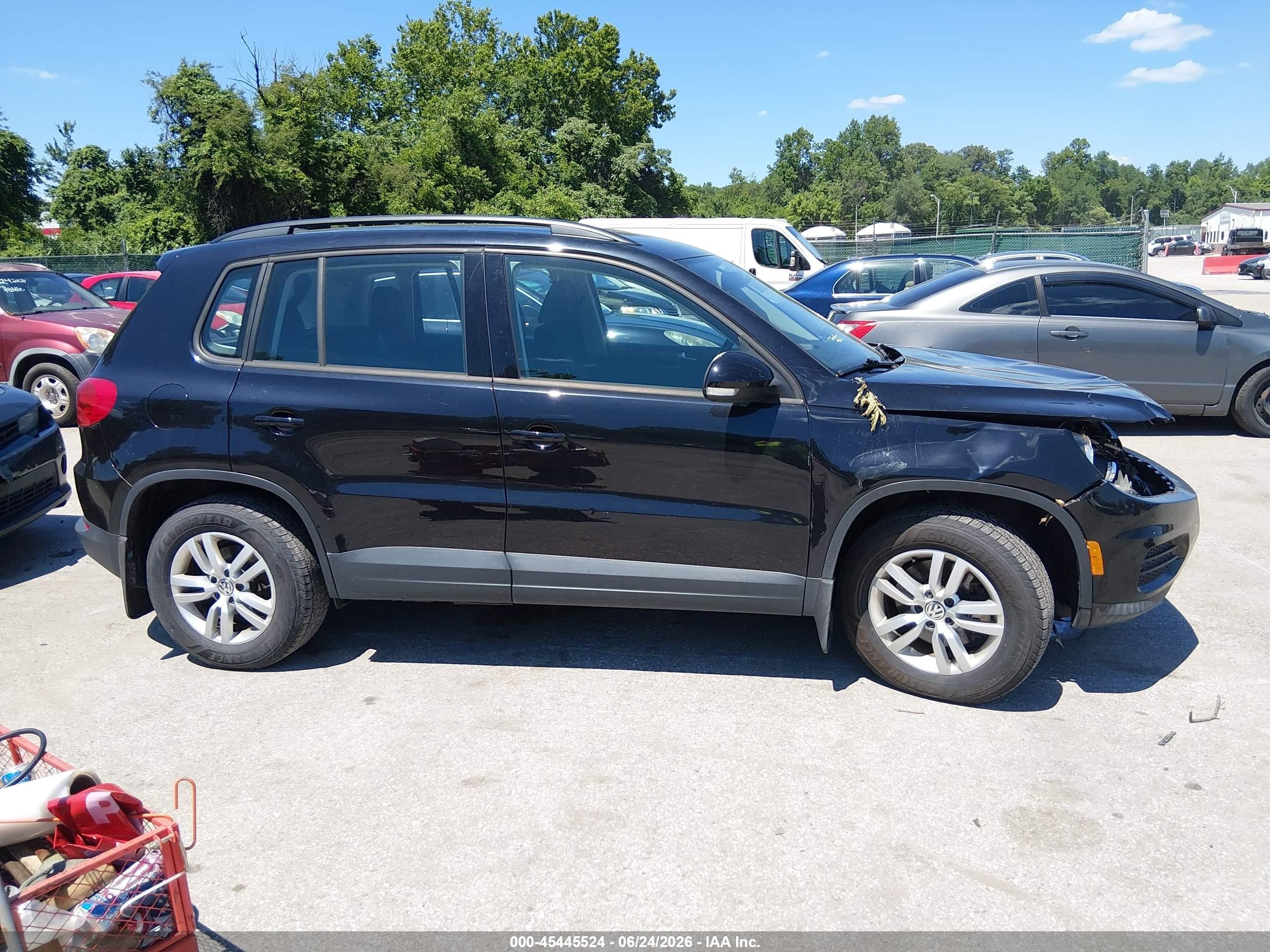 2015 Volkswagen Tiguan S Черный vin: WVGBV7AX8FW546187