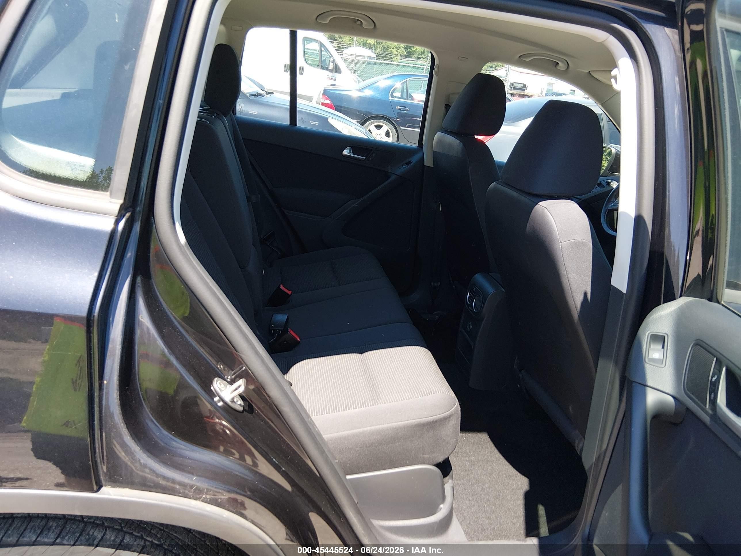 2015 Volkswagen Tiguan S Черный vin: WVGBV7AX8FW546187