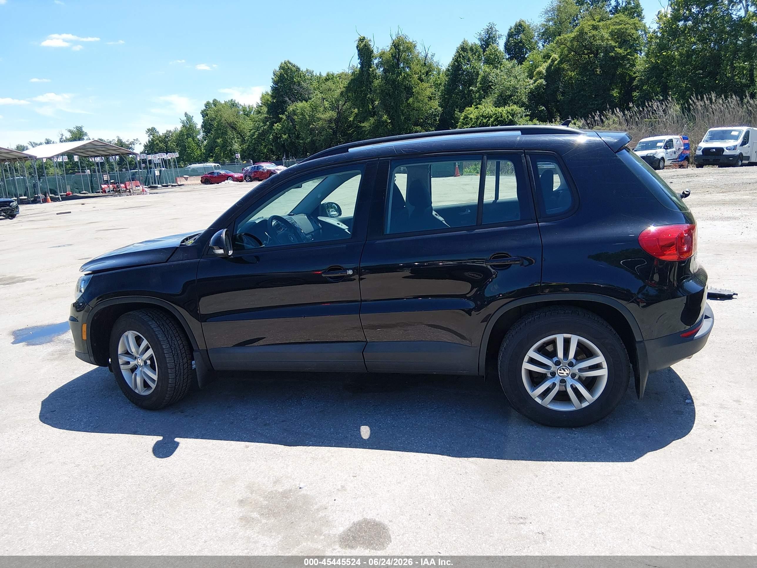 2015 Volkswagen Tiguan S Черный vin: WVGBV7AX8FW546187
