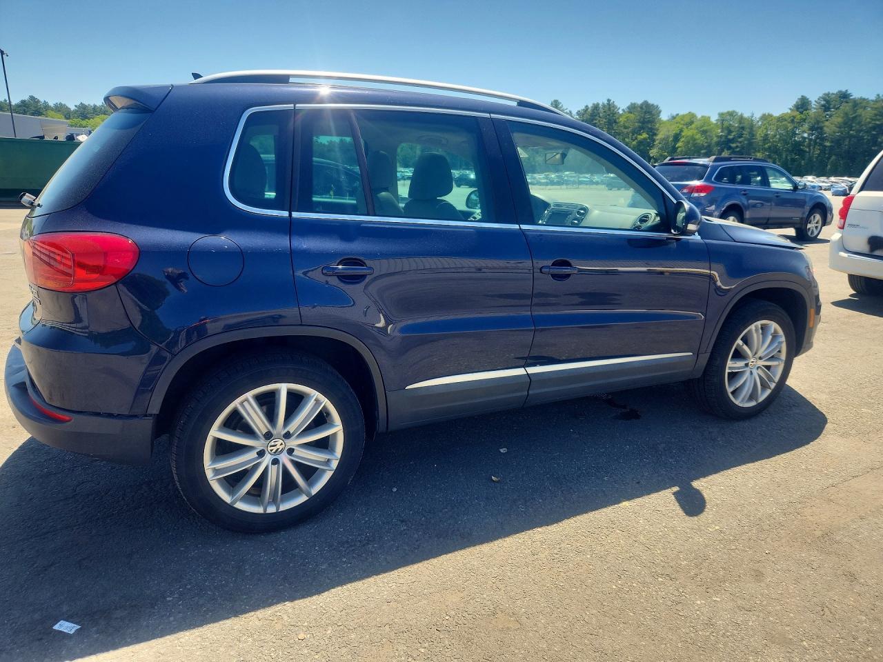 2015 Volkswagen Tiguan S Blue vin: WVGBV7AX8FW563104