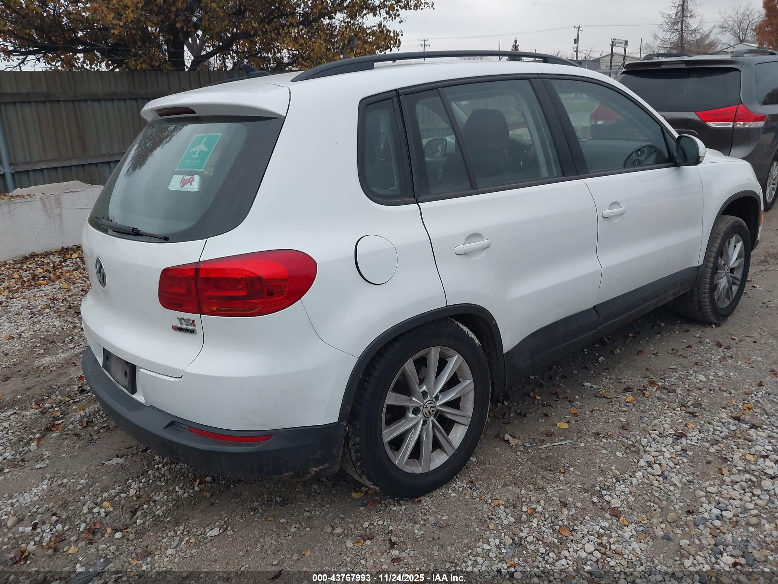 2017 Volkswagen Tiguan 2.0t/2.0t S Белый vin: WVGBV7AX8HK047237