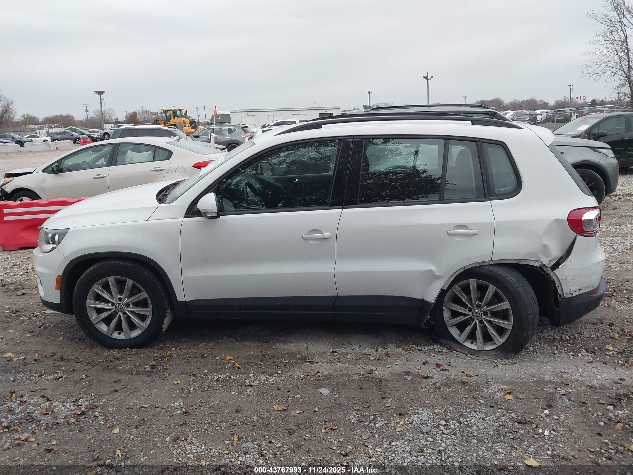 2017 Volkswagen Tiguan 2.0t/2.0t S Белый vin: WVGBV7AX8HK047237