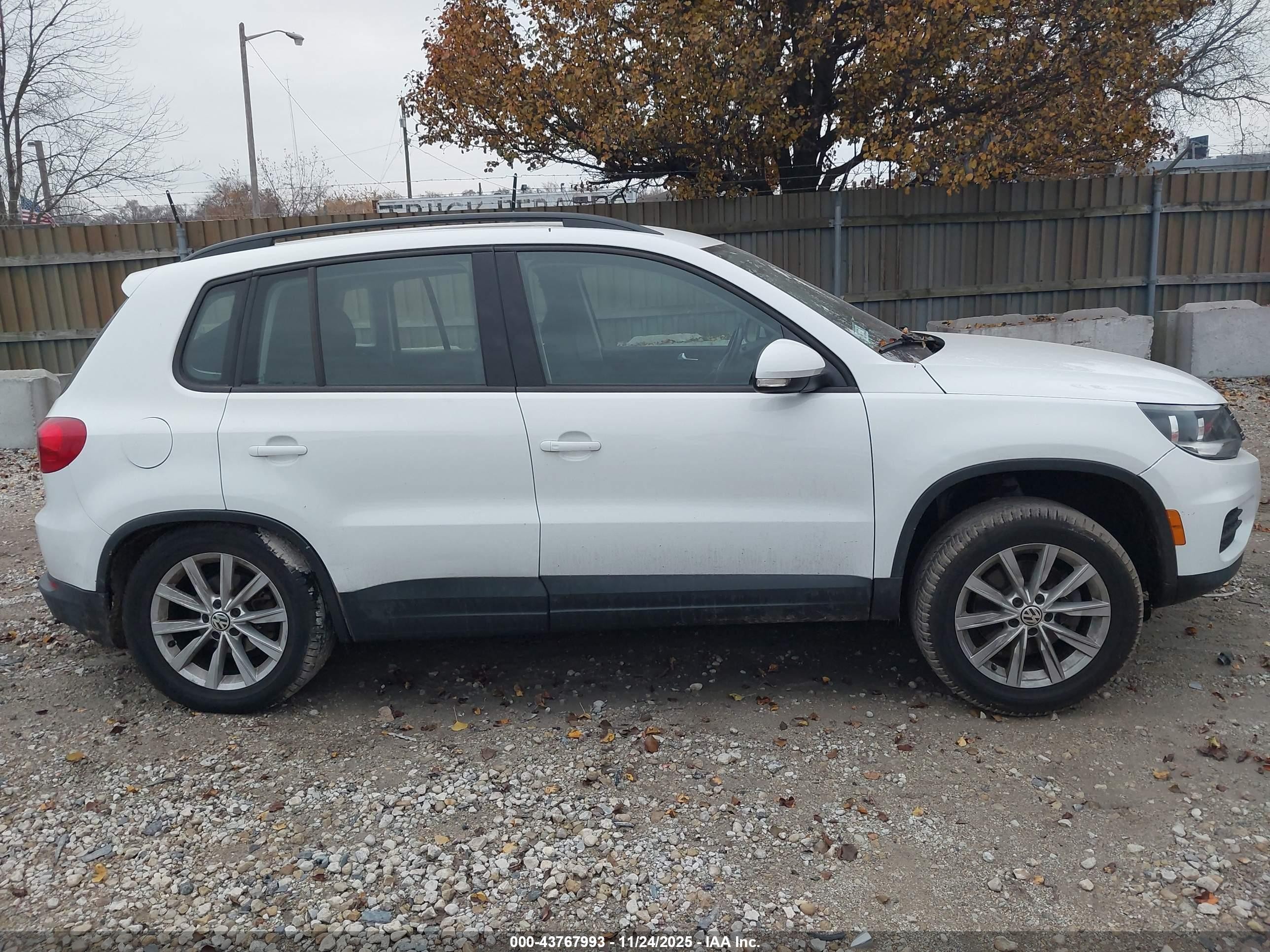 2017 Volkswagen Tiguan 2.0t/2.0t S Белый vin: WVGBV7AX8HK047237