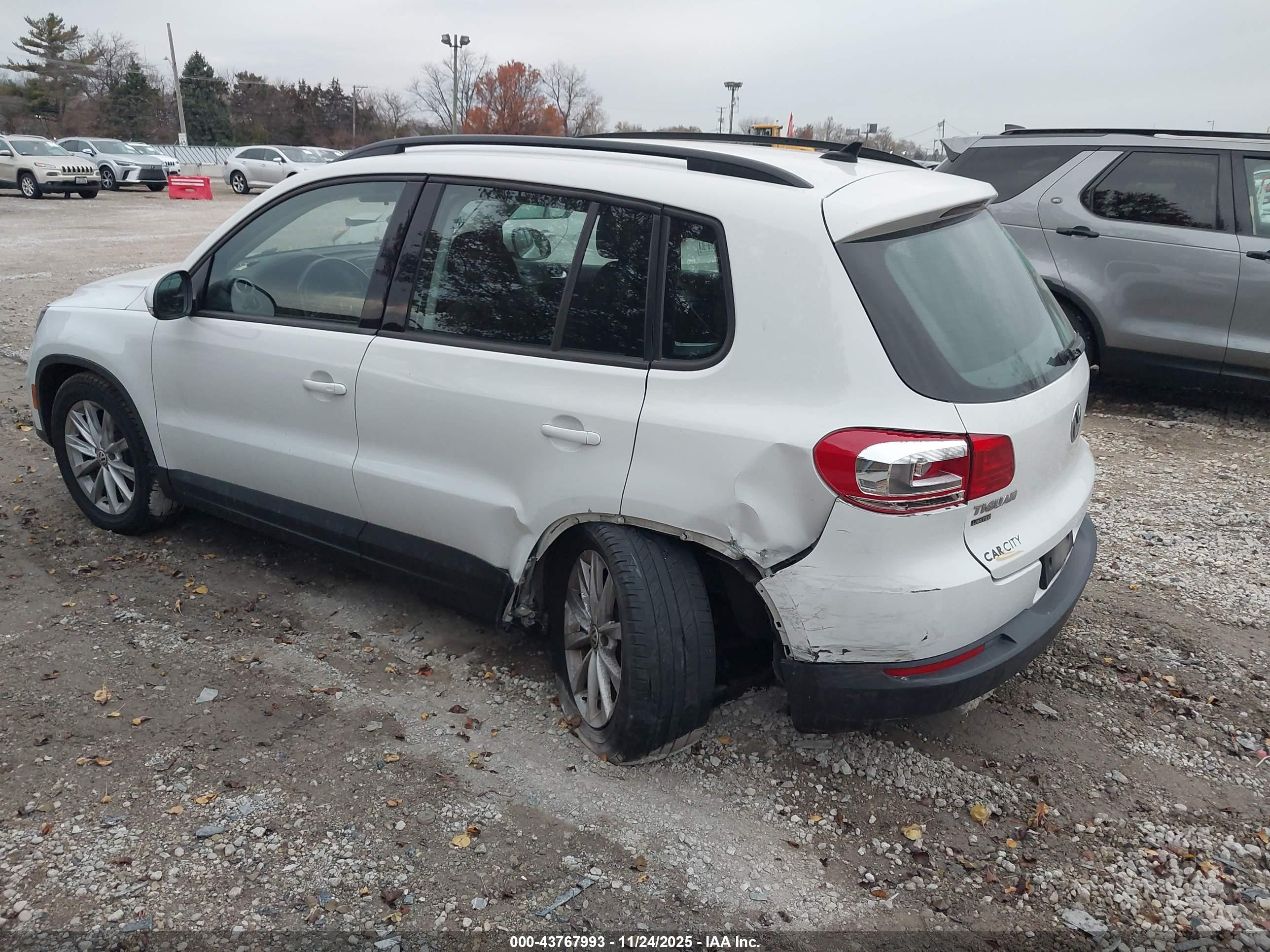 2017 Volkswagen Tiguan 2.0t/2.0t S Белый vin: WVGBV7AX8HK047237