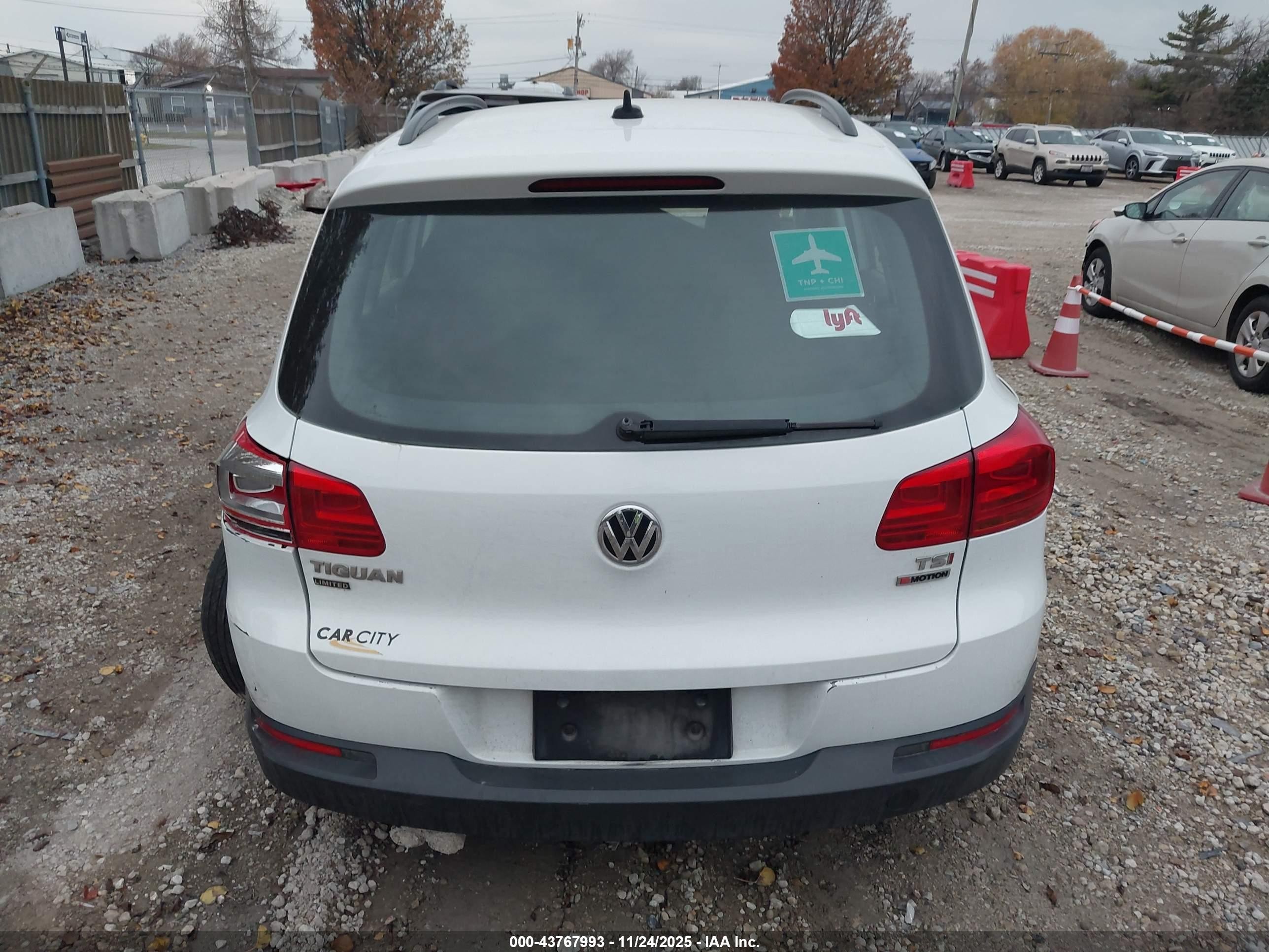 2017 Volkswagen Tiguan 2.0t/2.0t S Белый vin: WVGBV7AX8HK047237