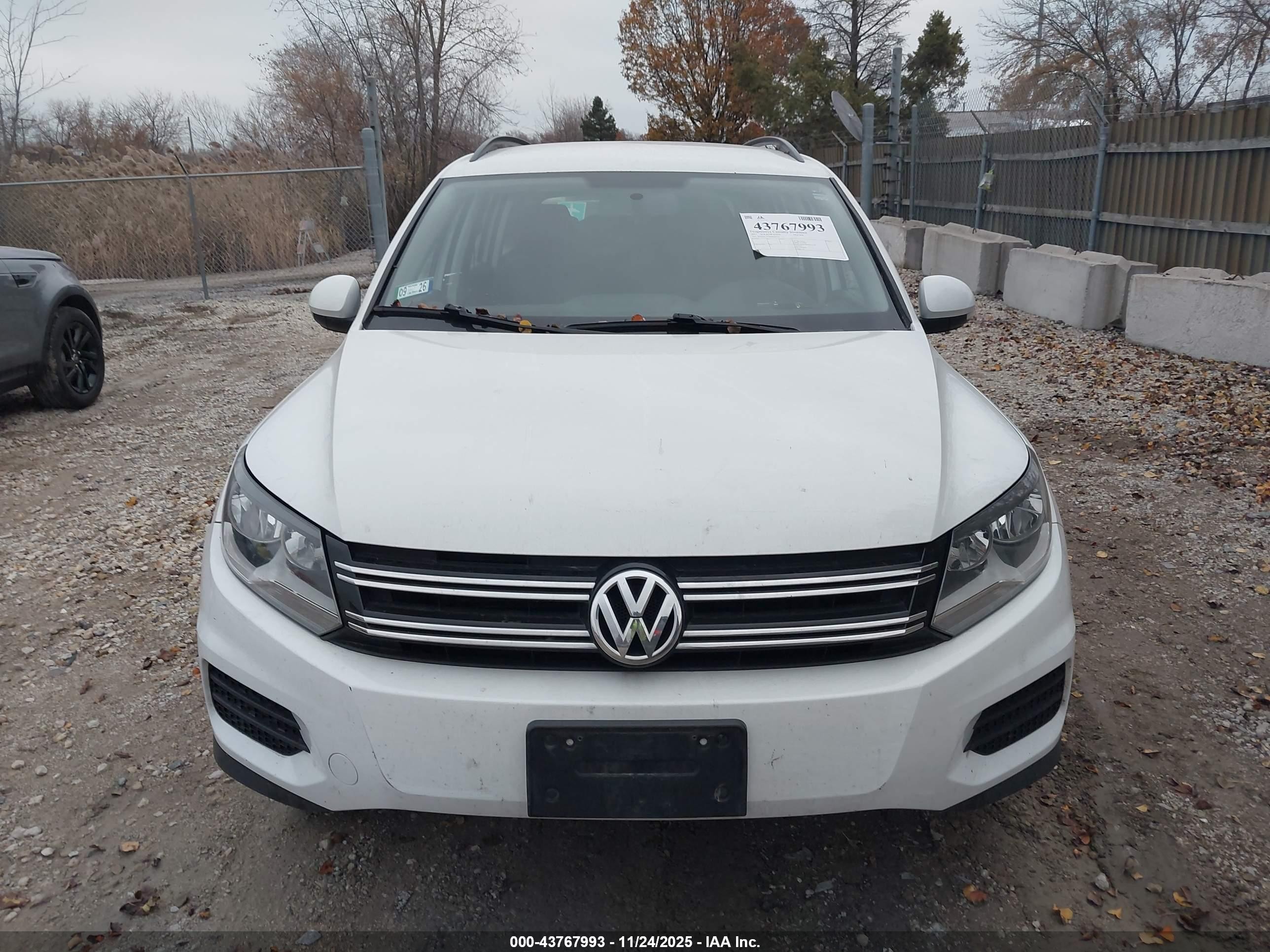 2017 Volkswagen Tiguan 2.0t/2.0t S Белый vin: WVGBV7AX8HK047237