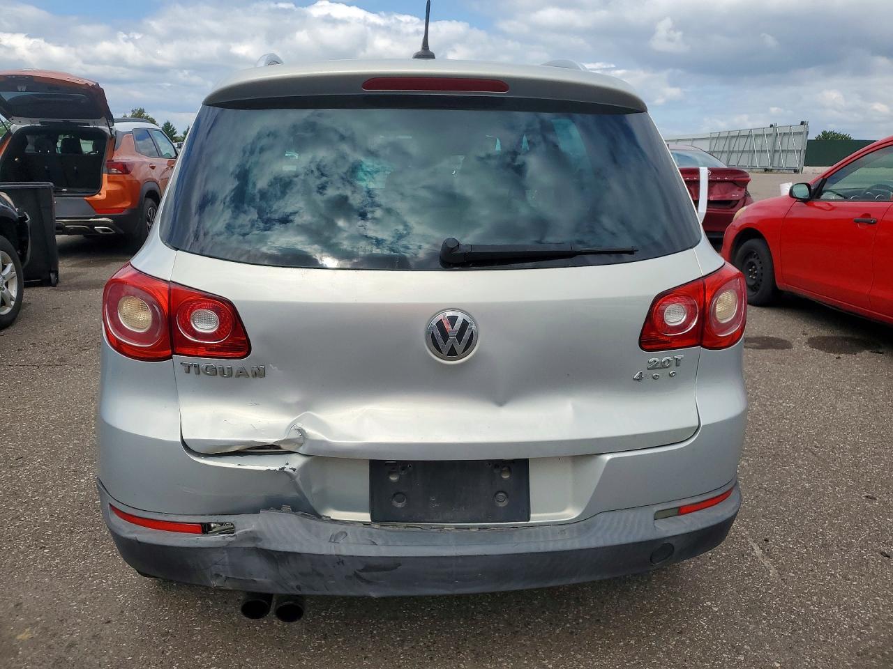 2010 Volkswagen Tiguan Se Silver vin: WVGBV7AX9AW510212